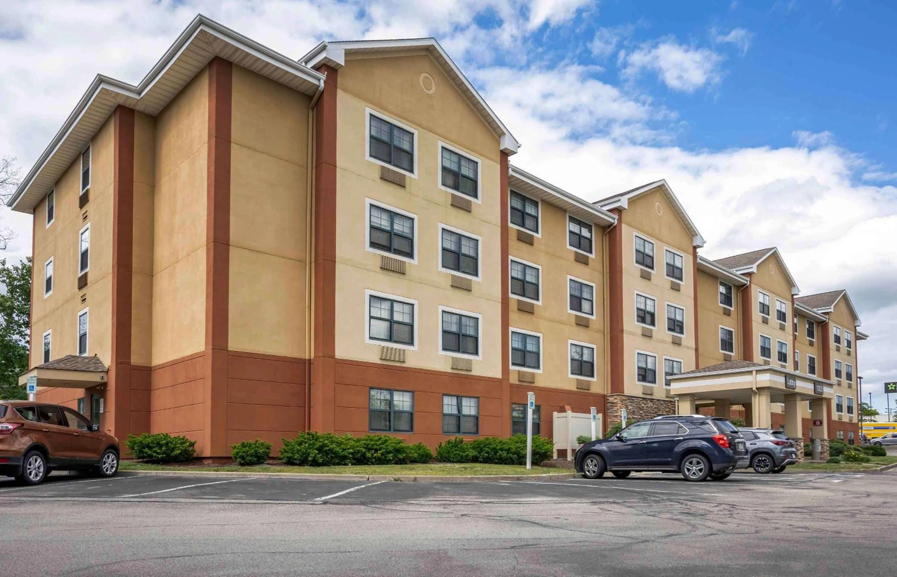 Property building in Extended Stay America Suites - Pittsburgh - West Mifflin