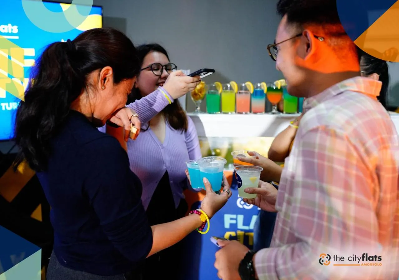 People in The City Flats Amorsolo