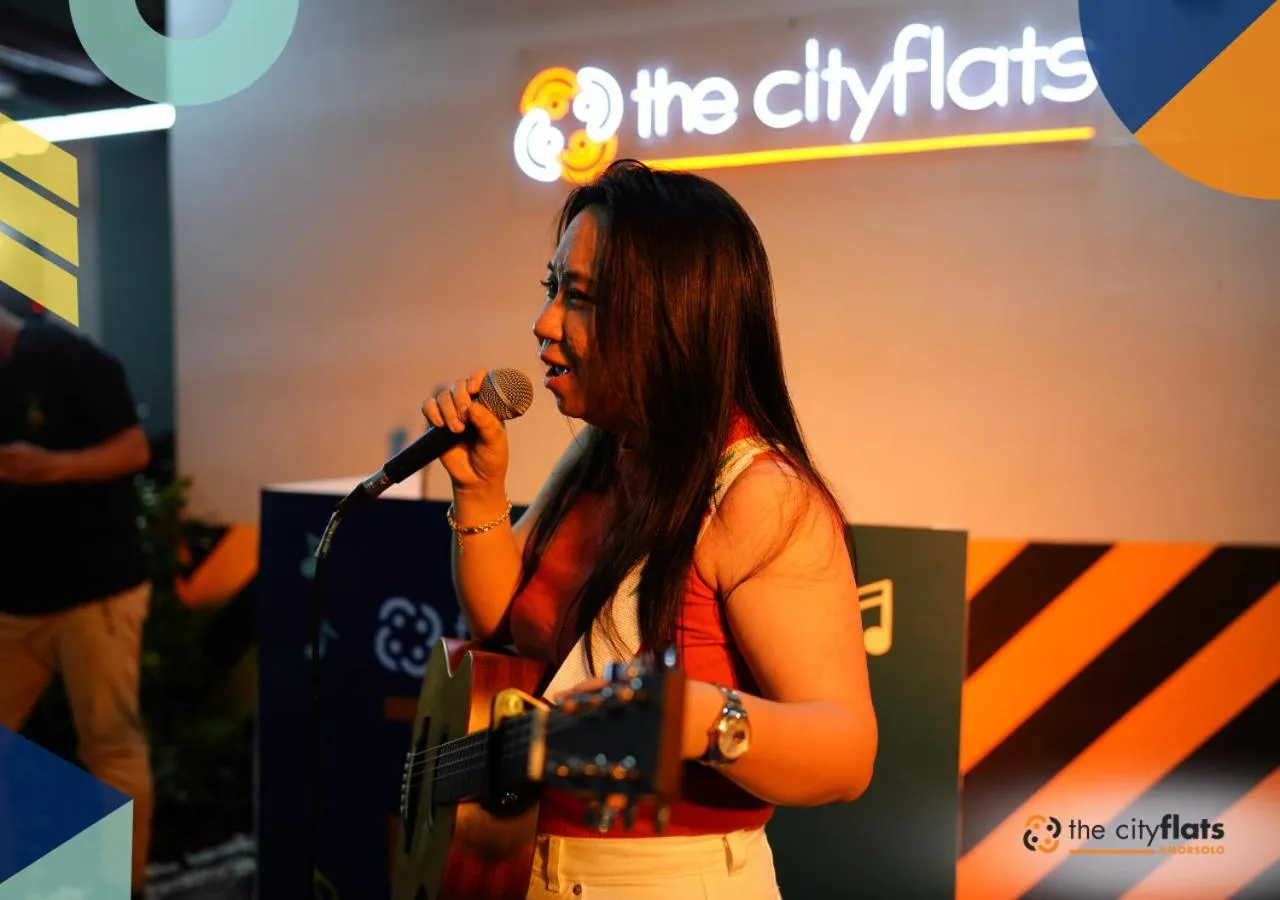 People in The City Flats Amorsolo