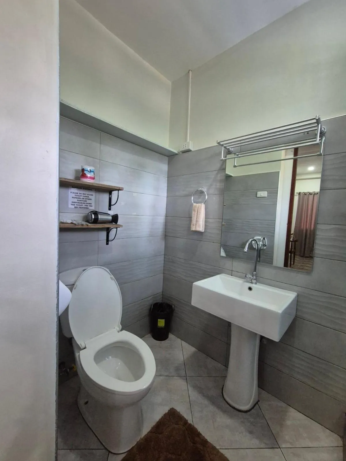 Shower in Swakihan Guest House