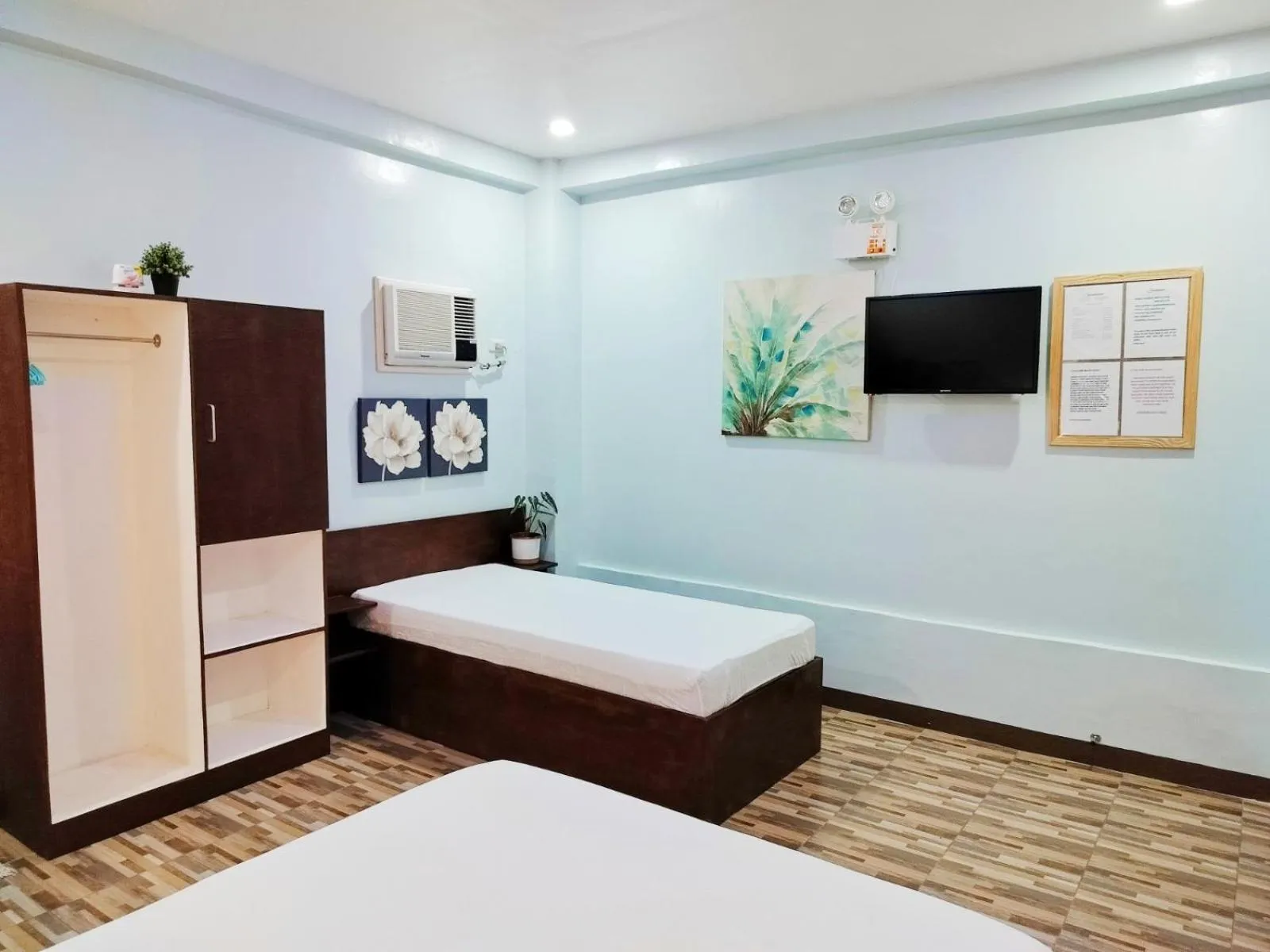 Restaurant/places to eat, Bed in Swakihan Guest House