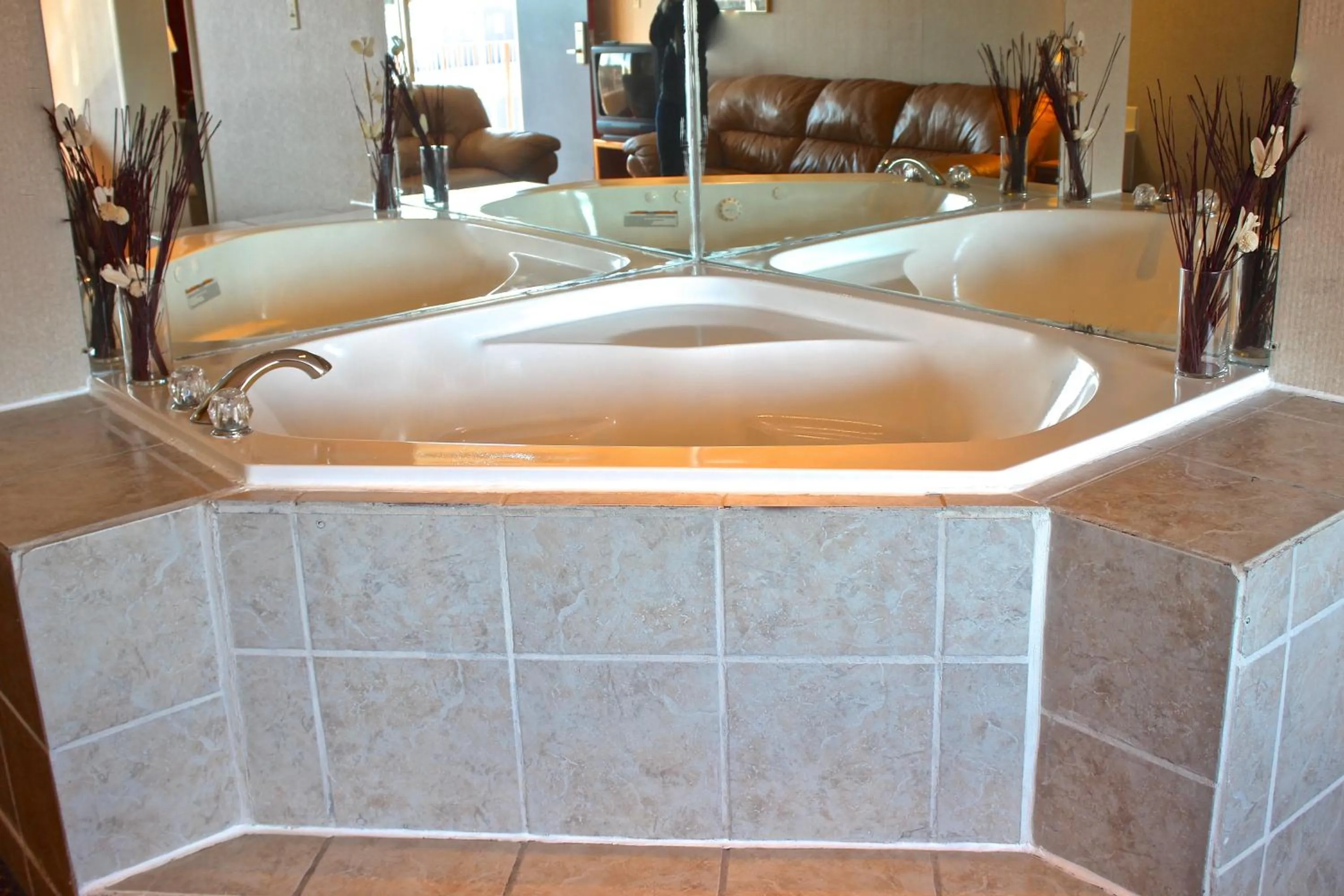 Hot Tub in Regency Inn Richmond