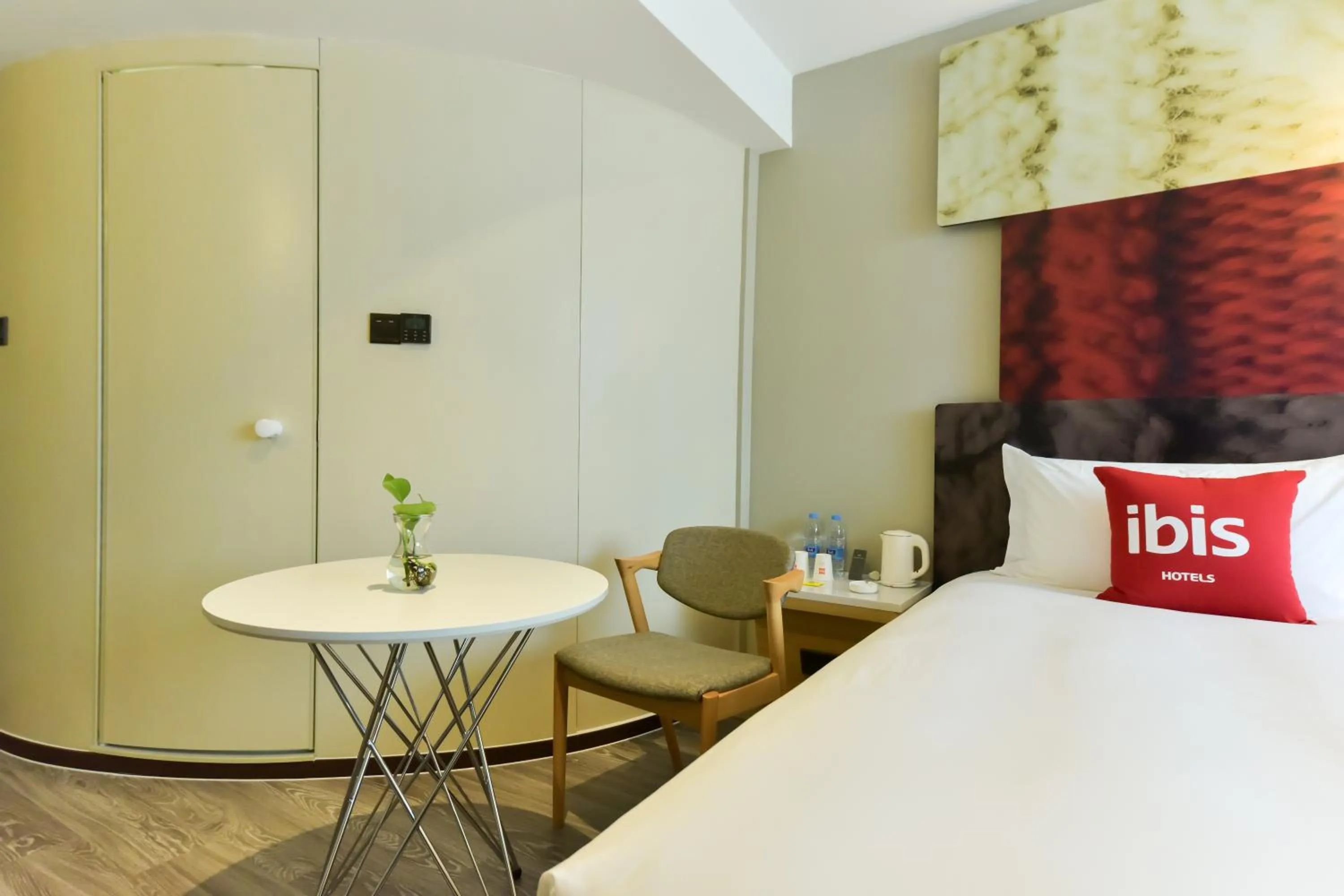 Bed in Ibis Guangzhou Pazhou International Exhibition Center Hotel