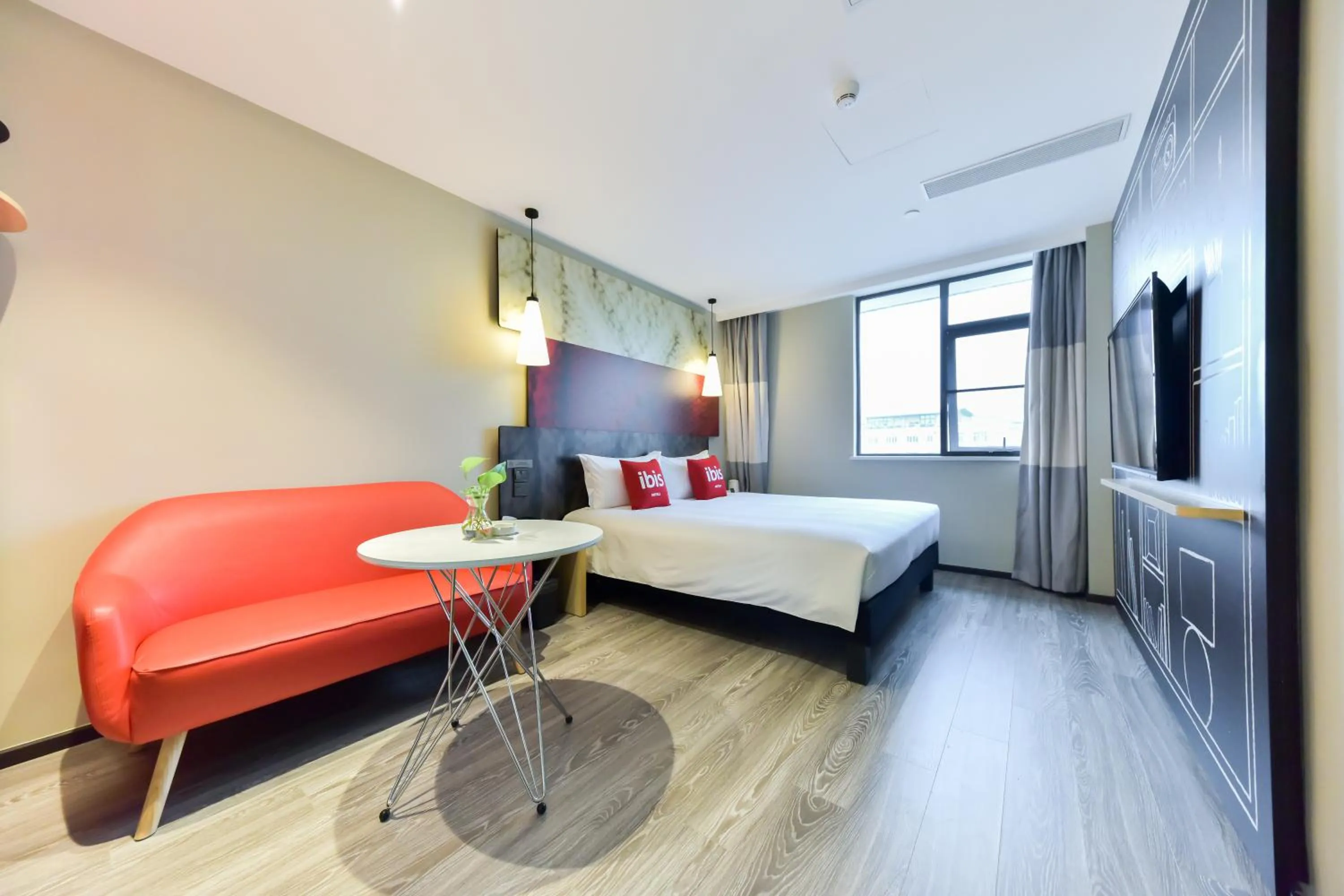 Bed in Ibis Guangzhou Pazhou International Exhibition Center Hotel