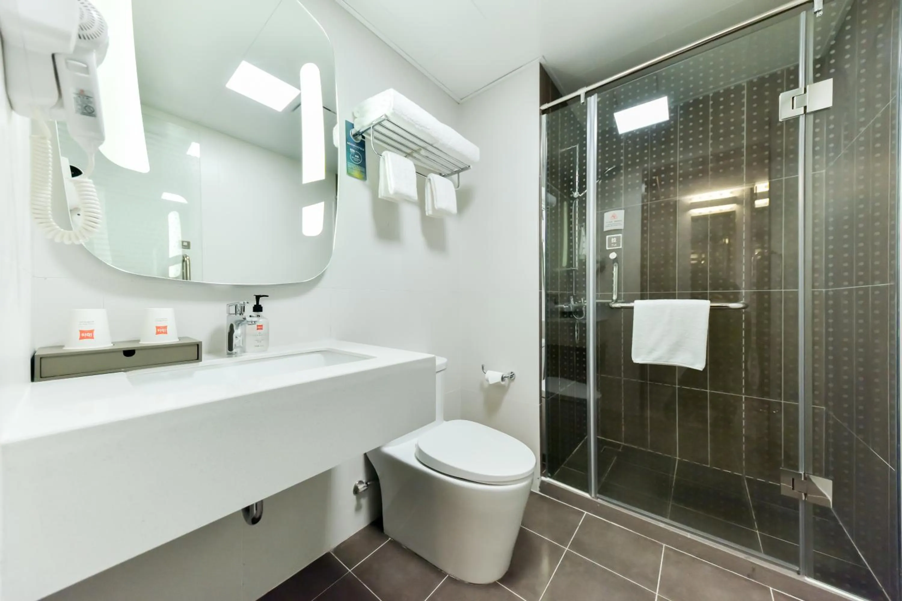 Bathroom in Ibis Guangzhou Pazhou International Exhibition Center Hotel