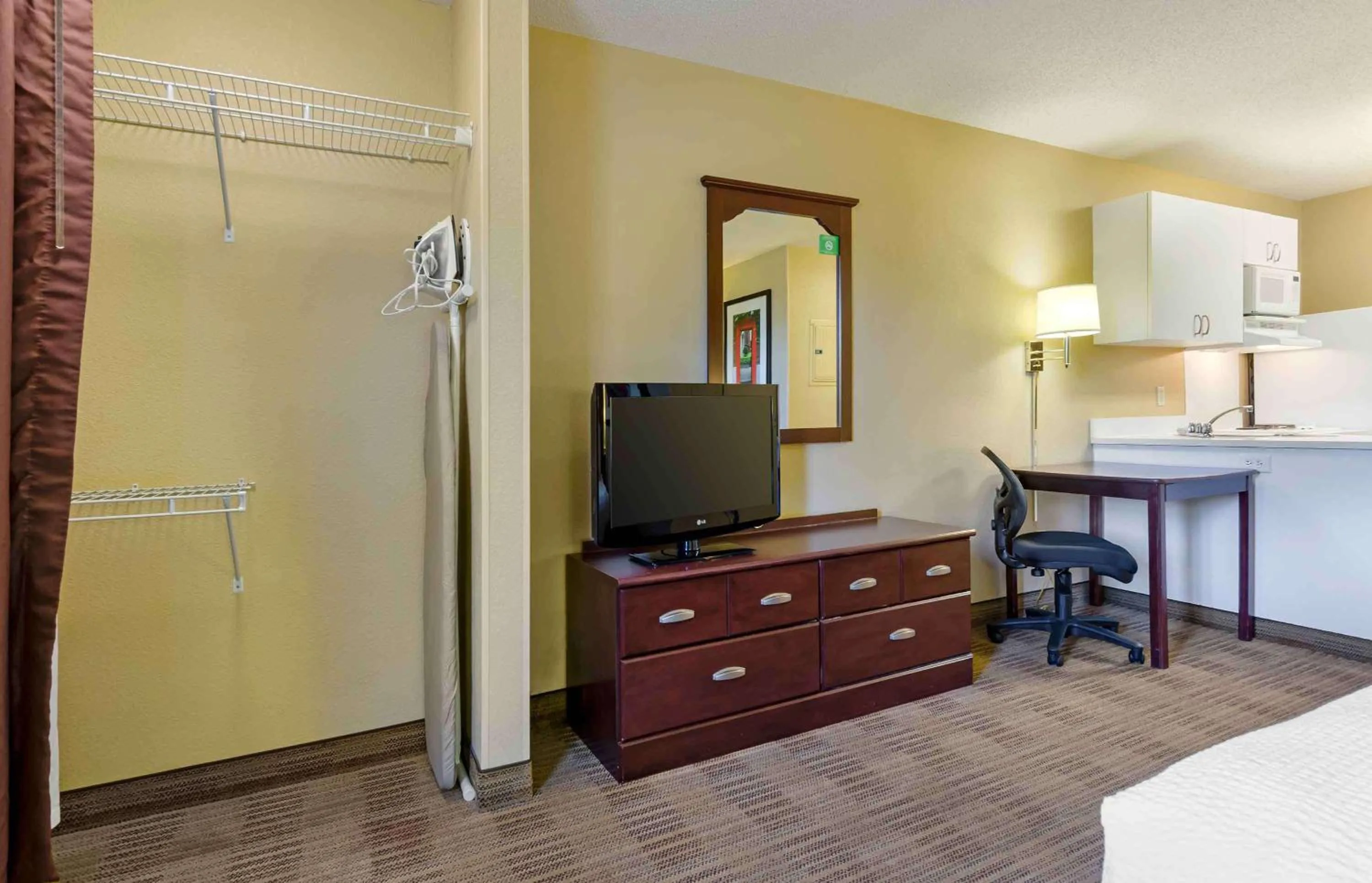 Bedroom in Extended Stay America Suites - Lynchburg - University Blvd
