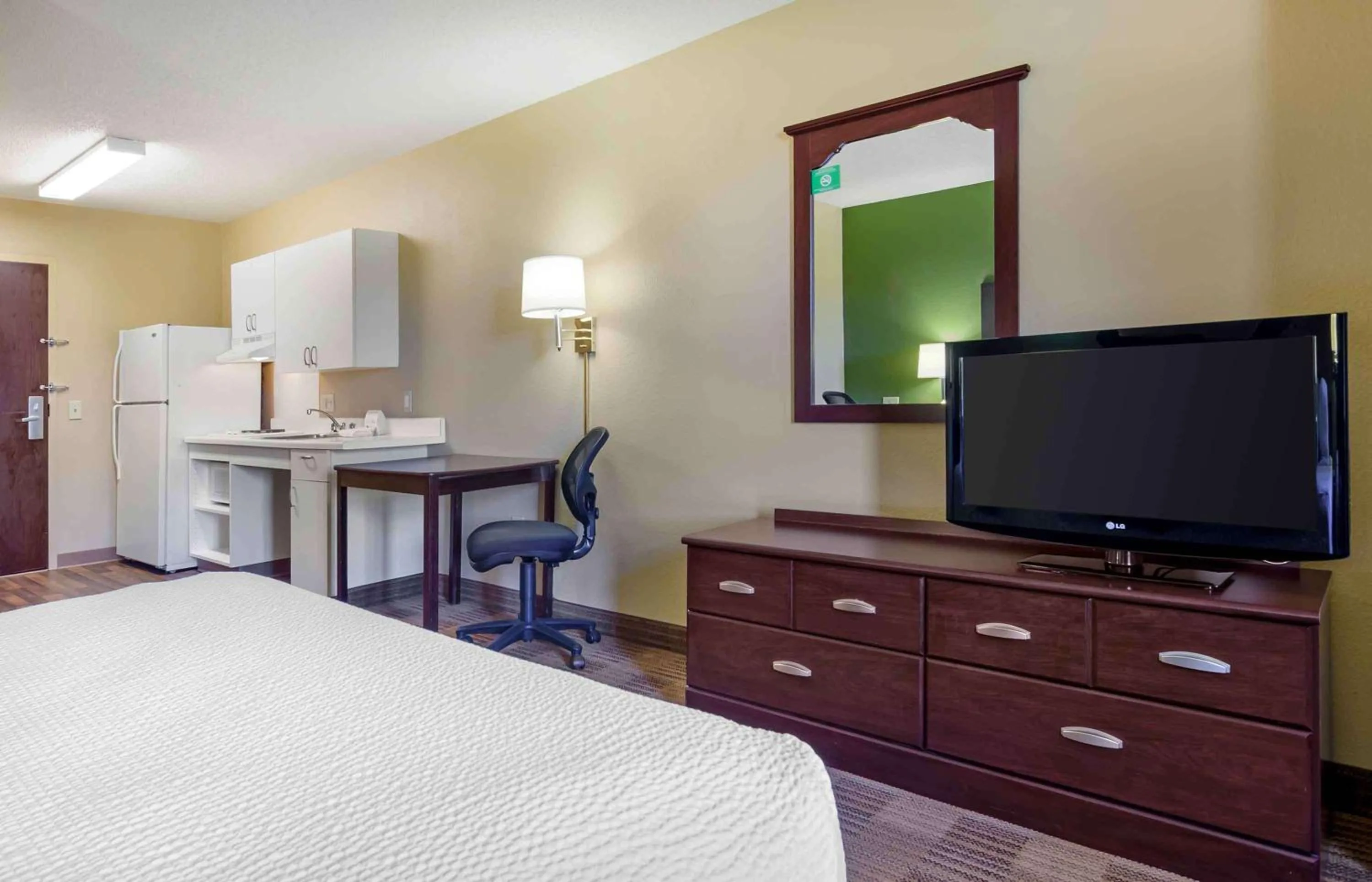 Bedroom, Bed in Extended Stay America Suites - Lynchburg - University Blvd