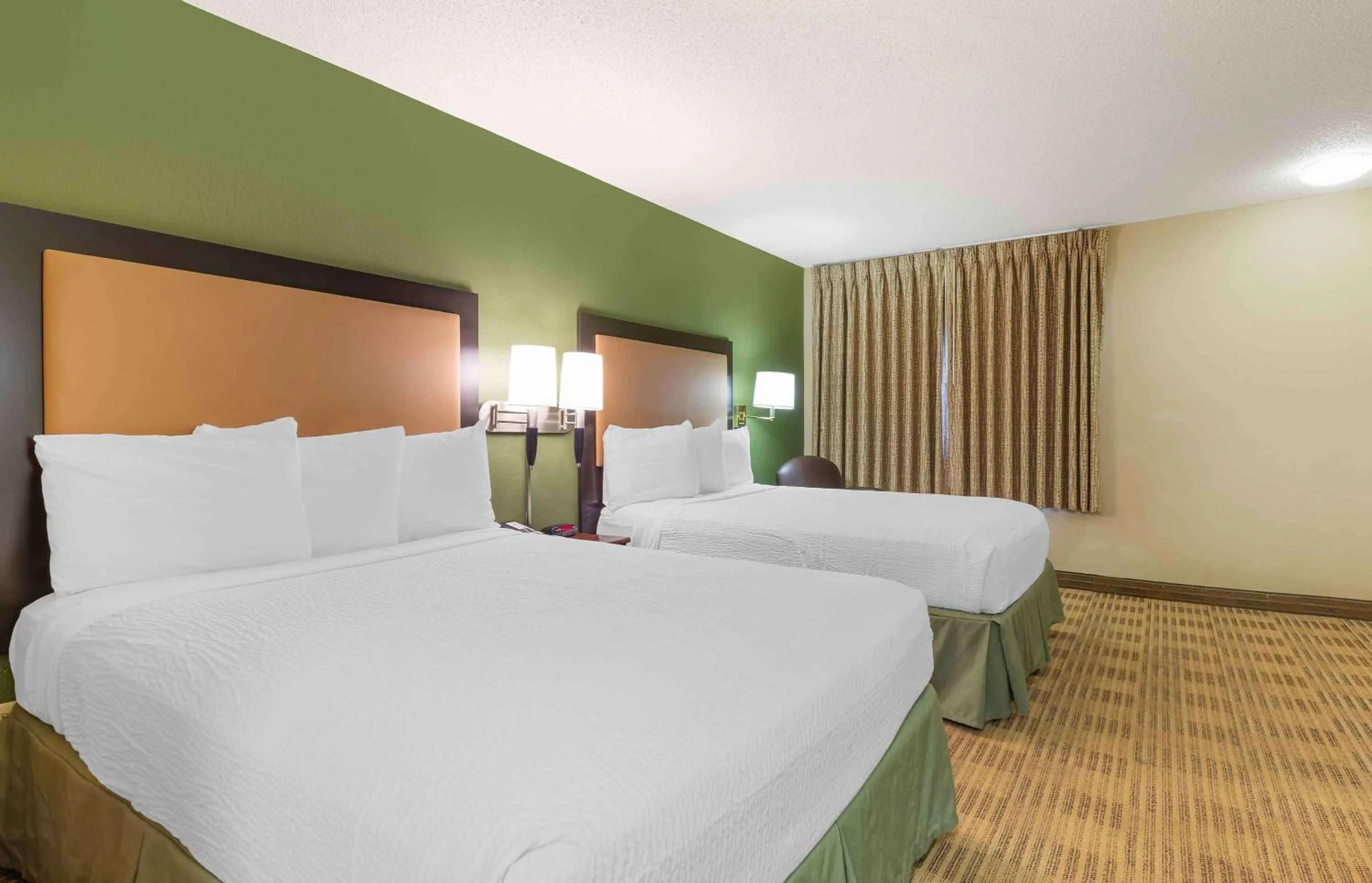 Bedroom, Bed in Extended Stay America Suites - Washington, DC - Gaithersburg - North