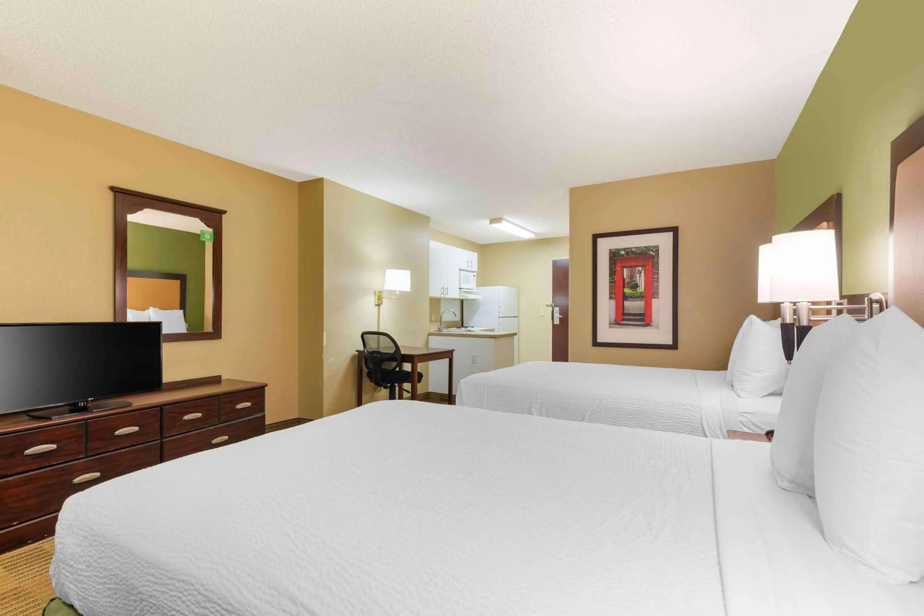 Bedroom, Bed in Extended Stay America Suites - Washington, DC - Gaithersburg - North