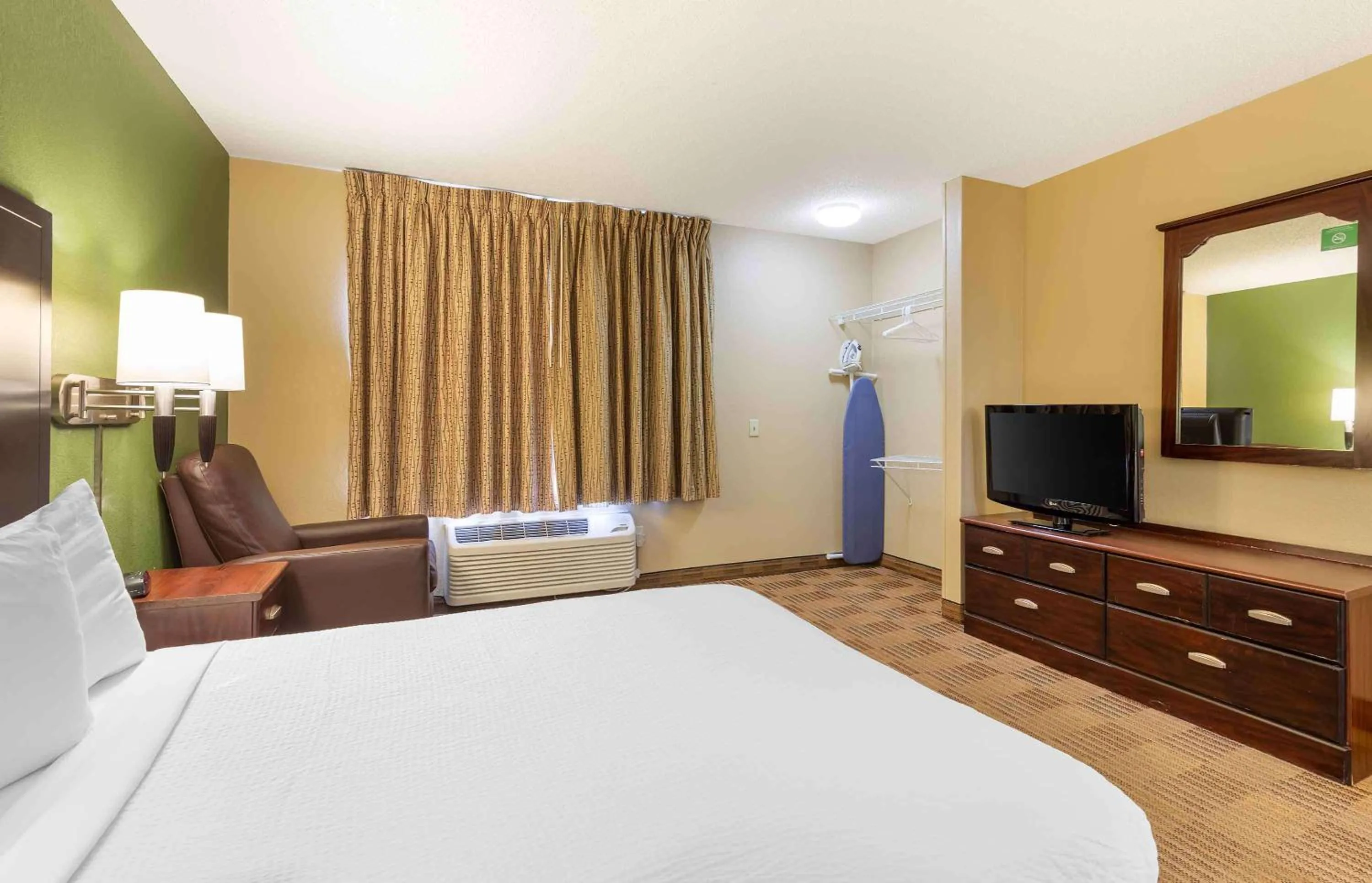Bedroom, Bed in Extended Stay America Suites - Washington, DC - Gaithersburg - North