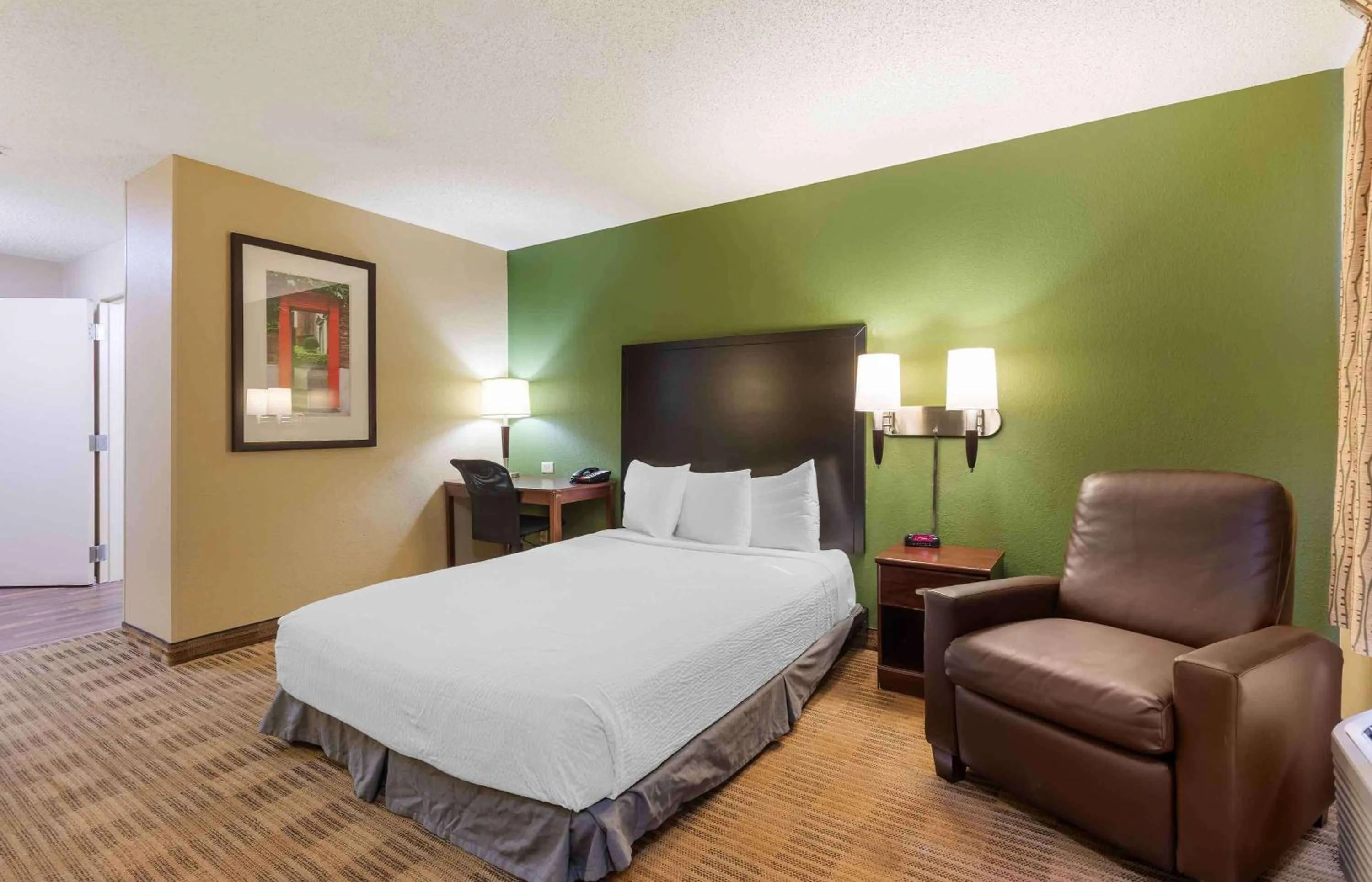 Bedroom, Bed in Extended Stay America Suites - Washington, DC - Gaithersburg - North