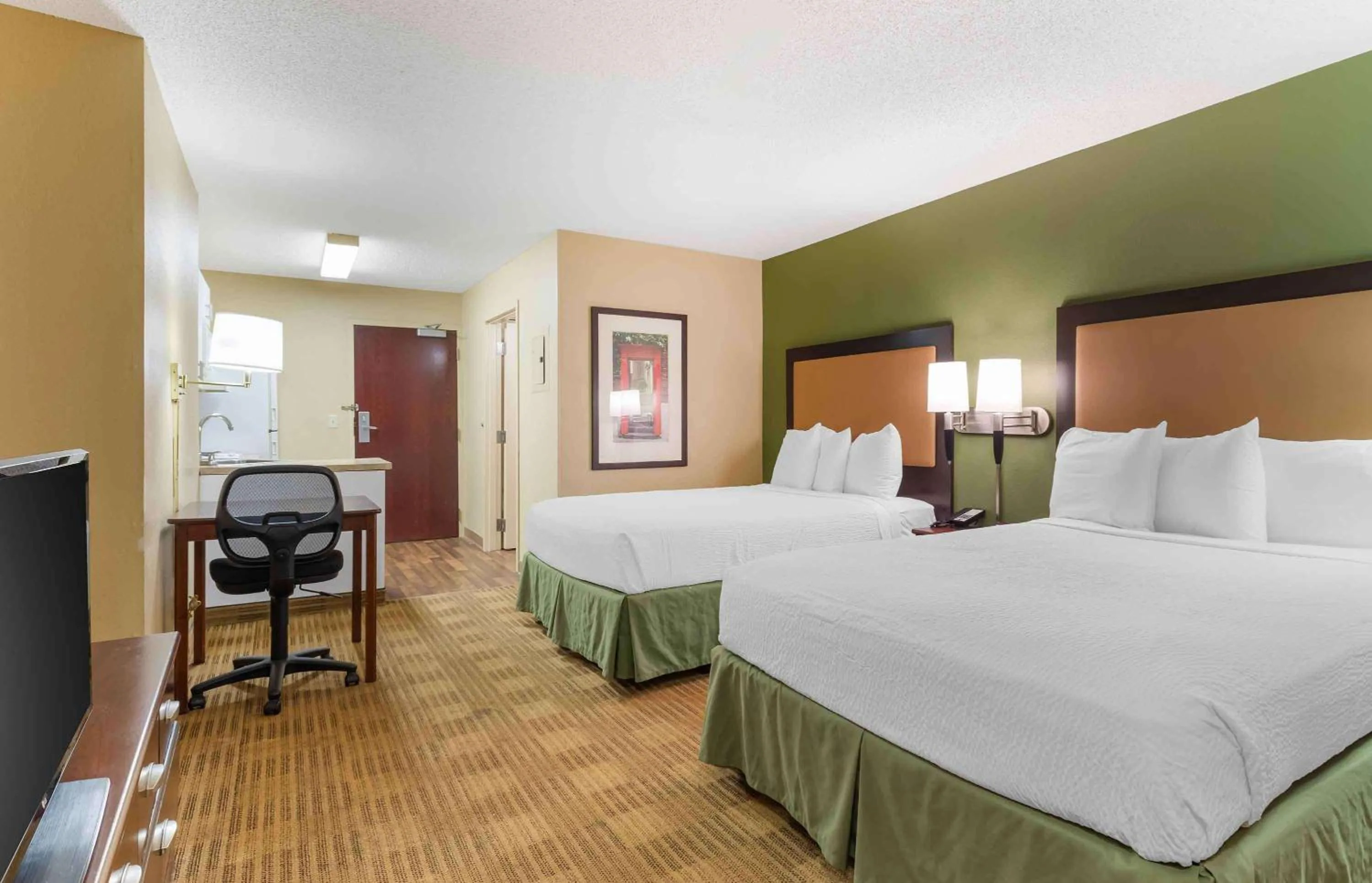 Bedroom, Bed in Extended Stay America Suites - Washington, DC - Gaithersburg - North