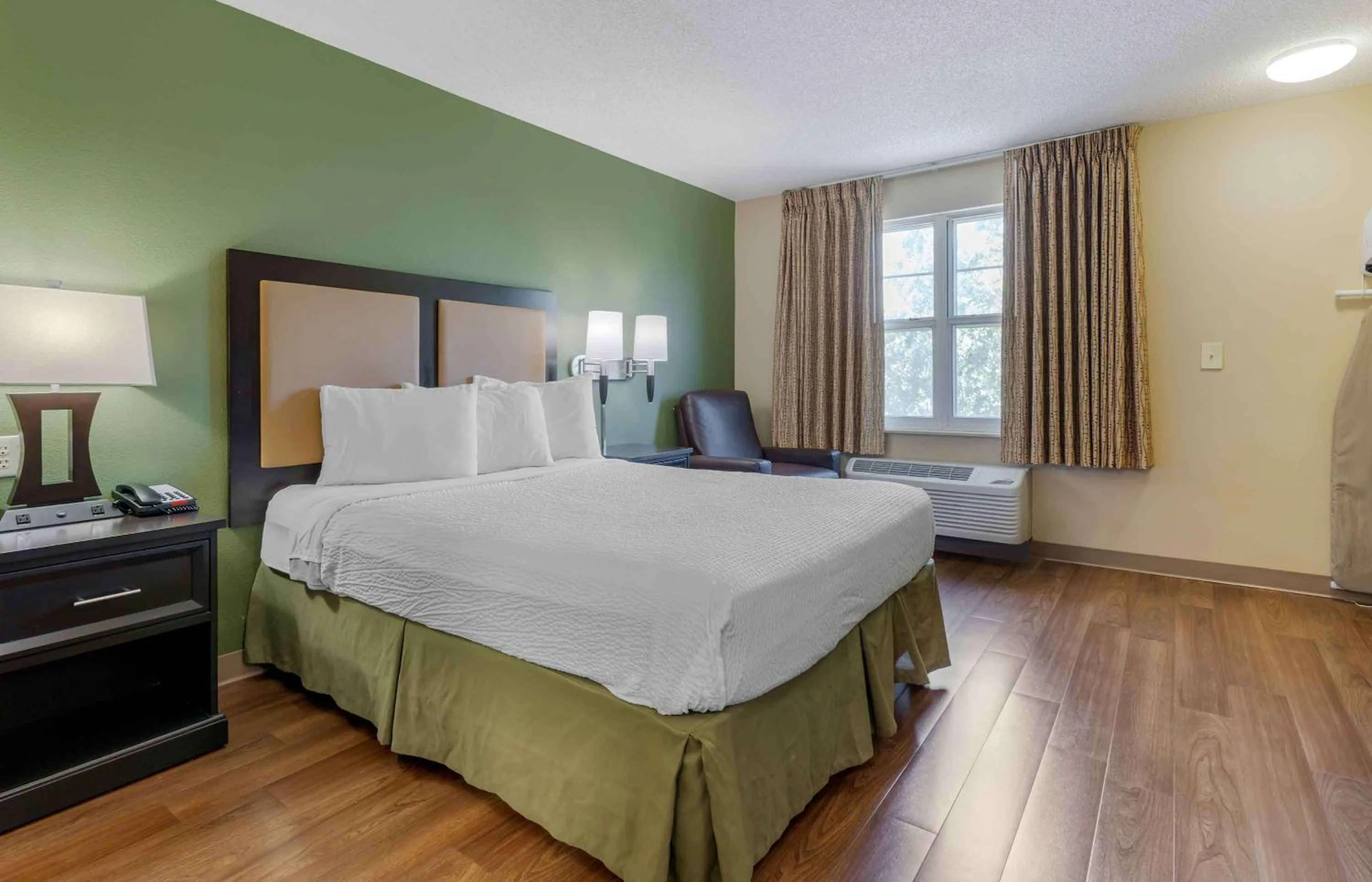 Bedroom, Bed in Extended Stay America Suites - San Jose - Santa Clara