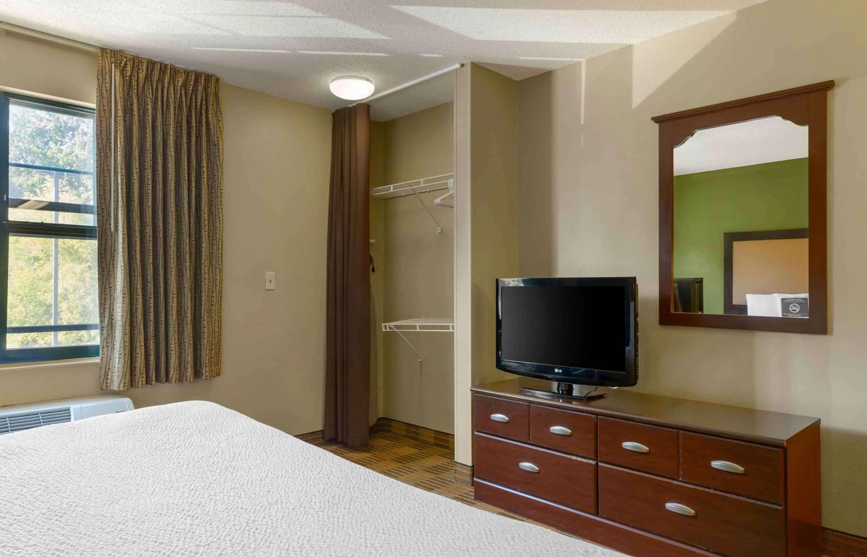 Bedroom, Bed in Extended Stay America Suites - San Jose - Santa Clara