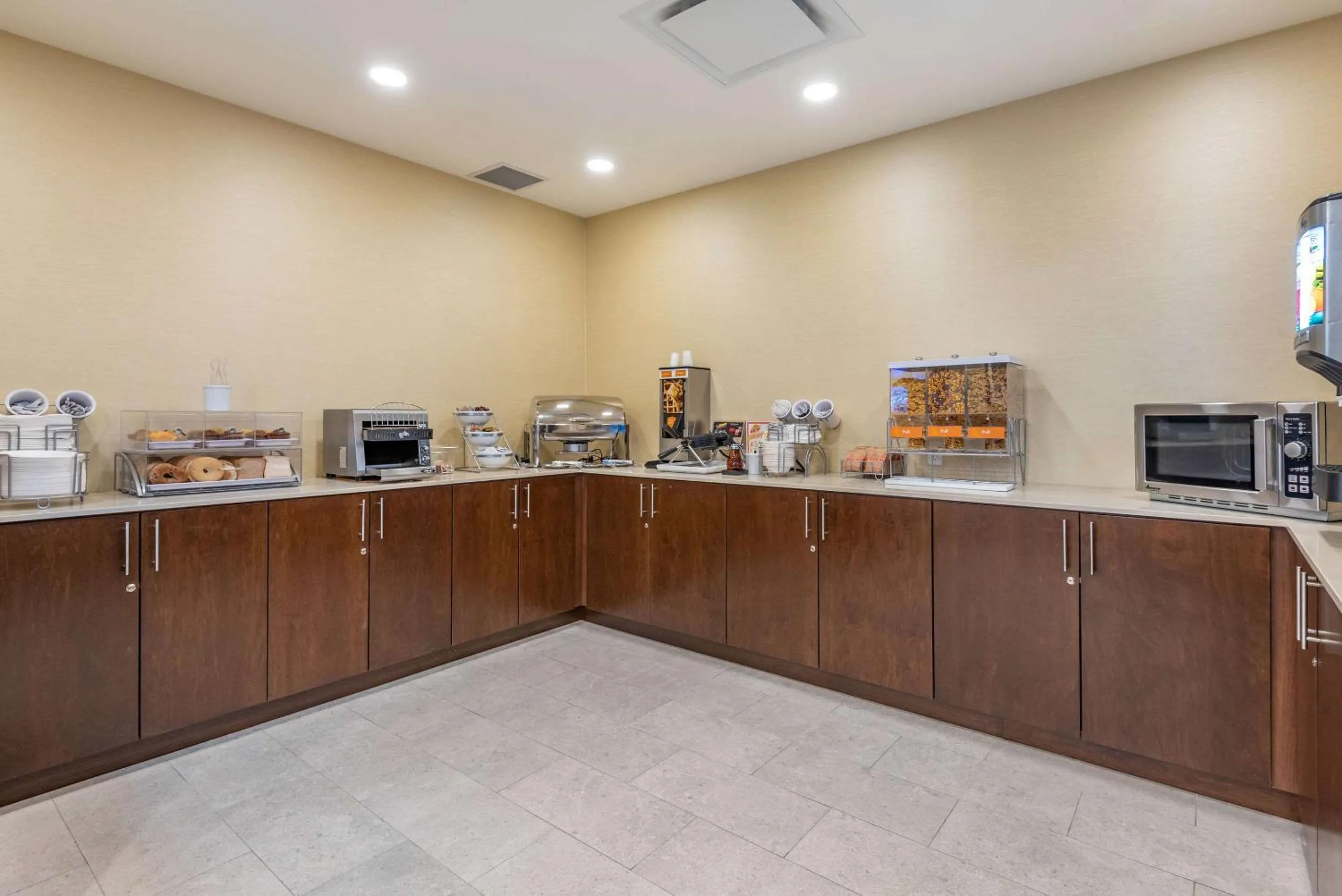 Breakfast in Comfort Inn & Suites