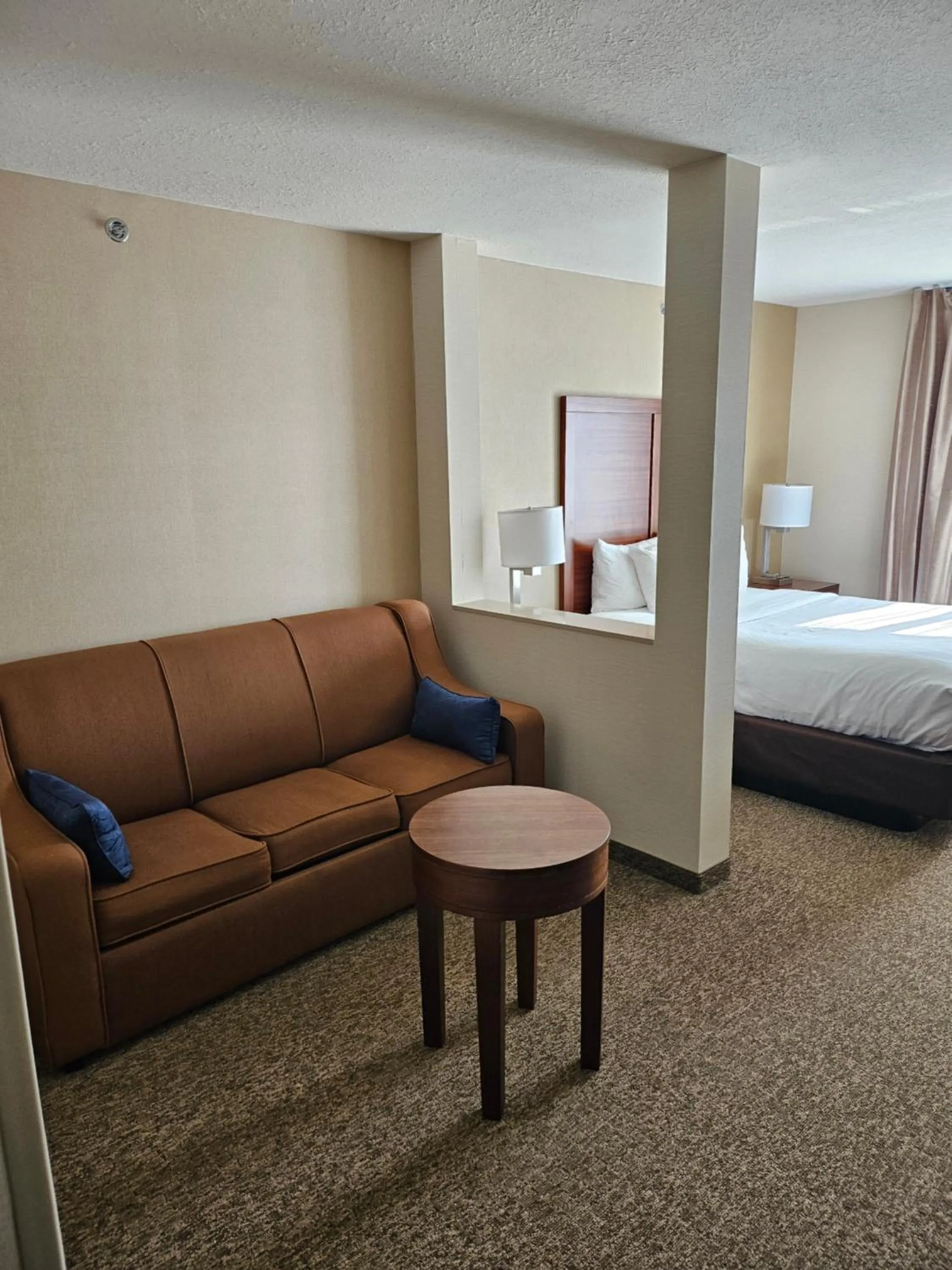 Living room, Bed in Comfort Inn & Suites