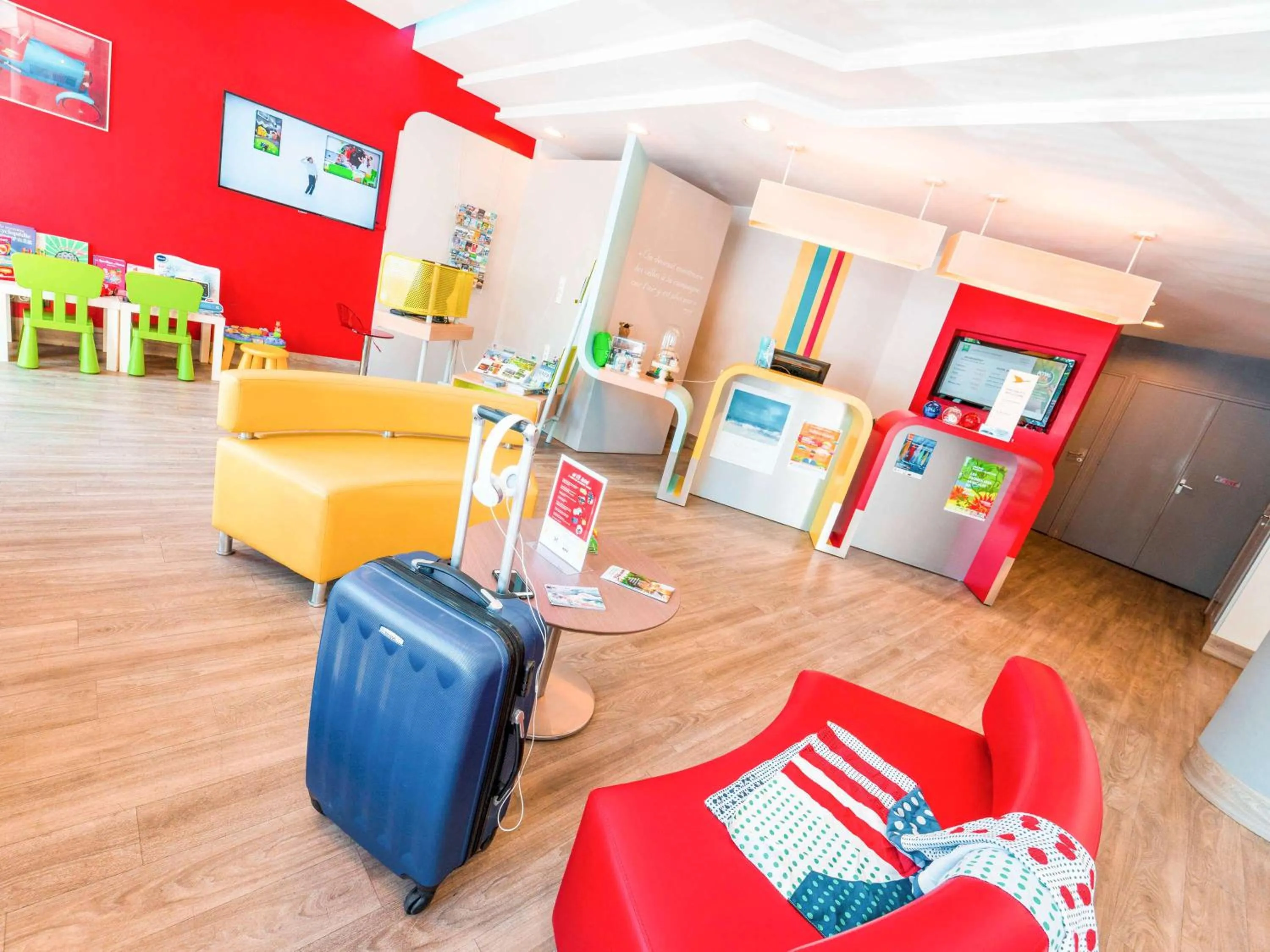 Lounge or bar in ibis Styles Honfleur Centre Historique