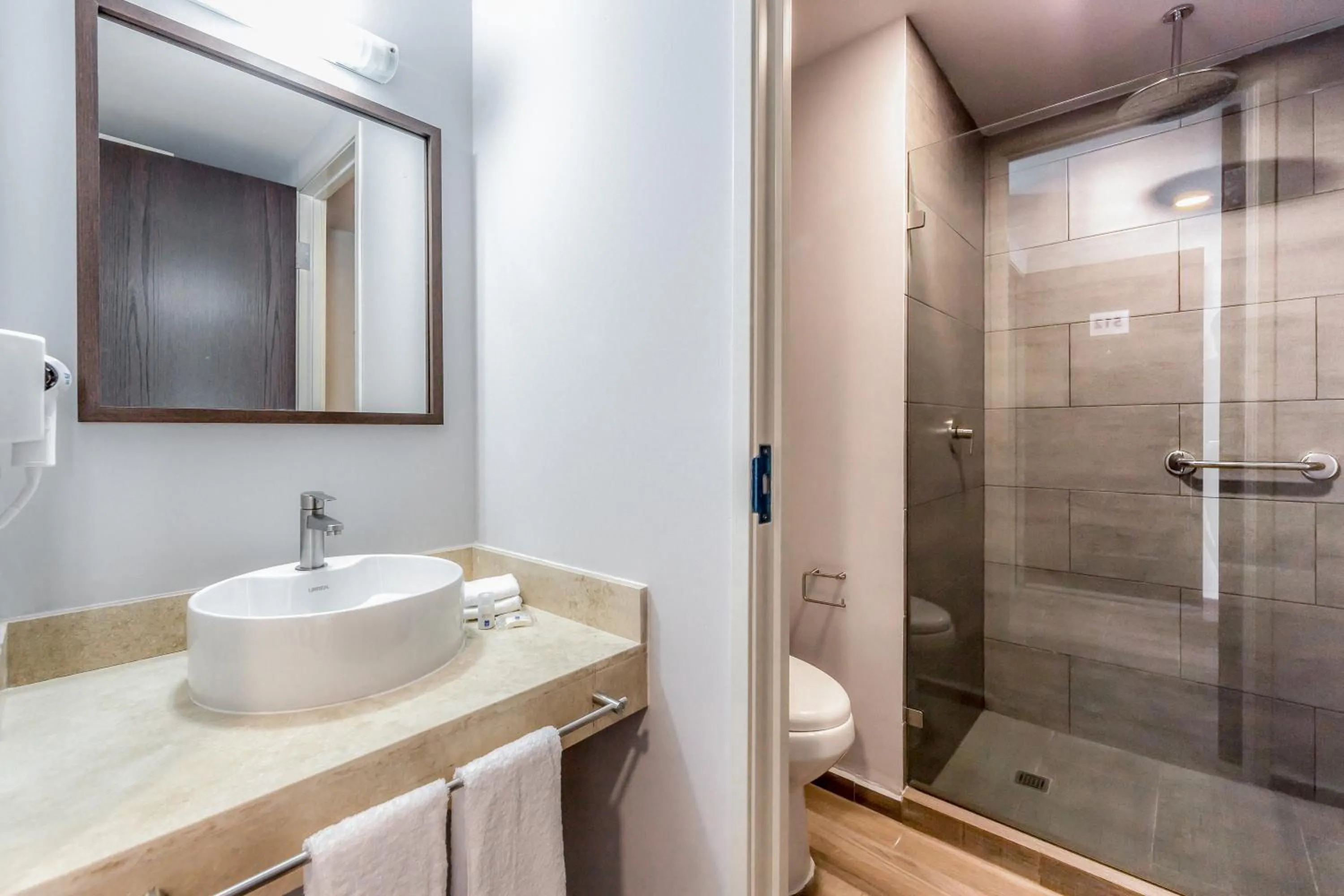 Shower in Sleep Inn Ciudad de Mexico Cuajimalpa