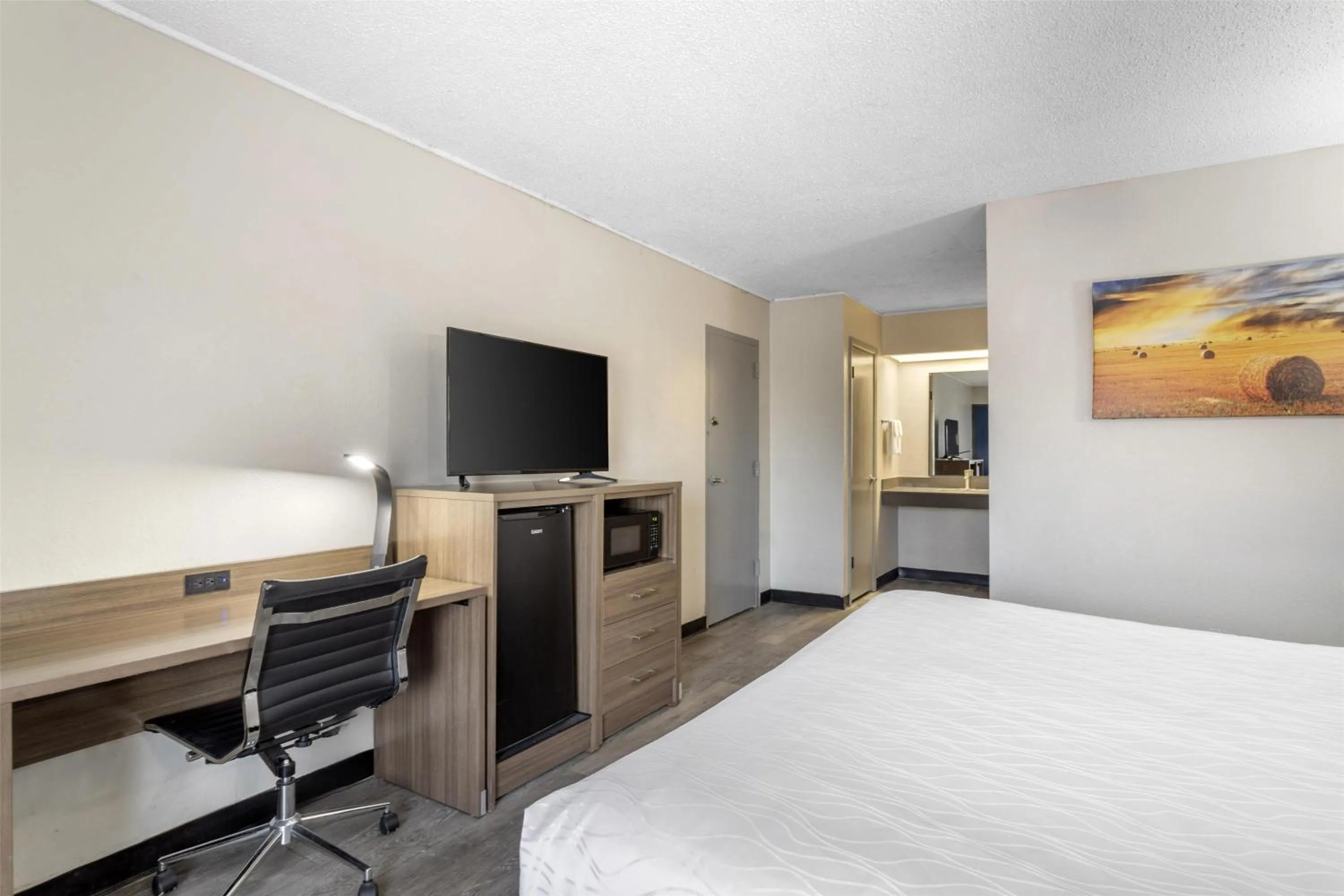 TV and multimedia in SureStay by Best Western Victoria