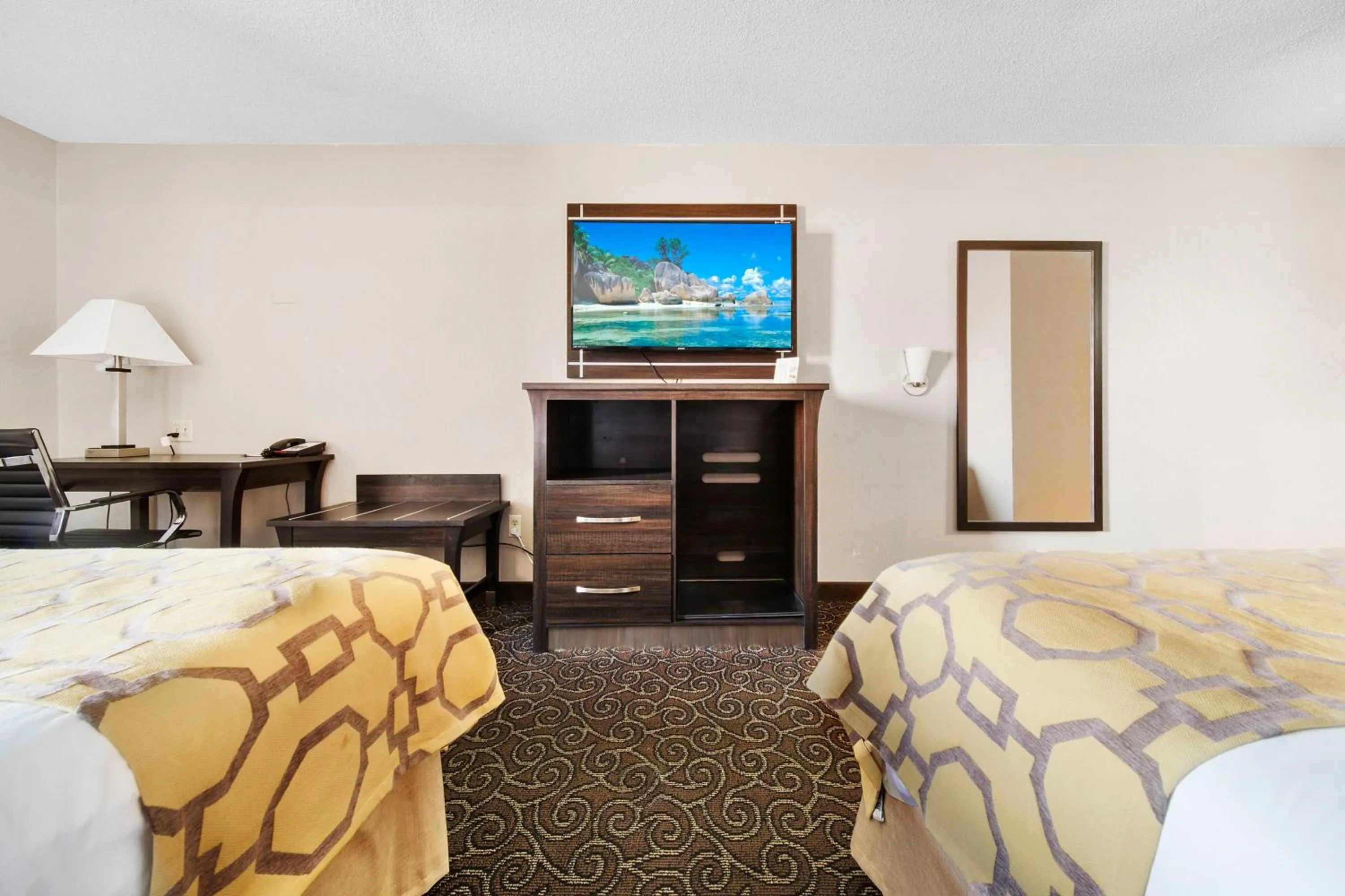 TV and multimedia, Bed in Baymont by Wyndham Muncie Near Ball State University