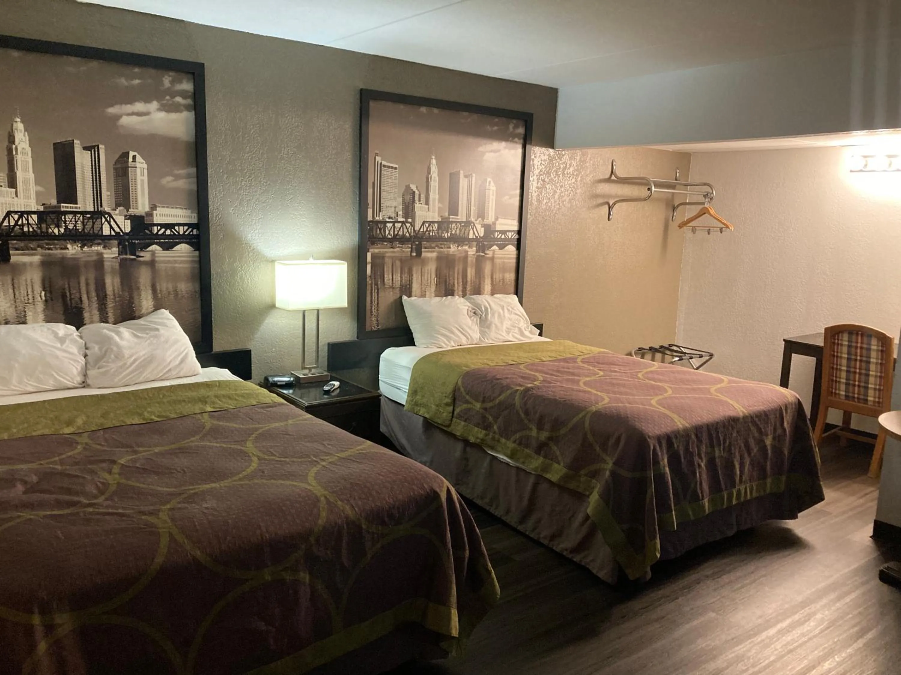 Photo of the whole room, Bed in Super 8 by Wyndham Millbury/Toledo