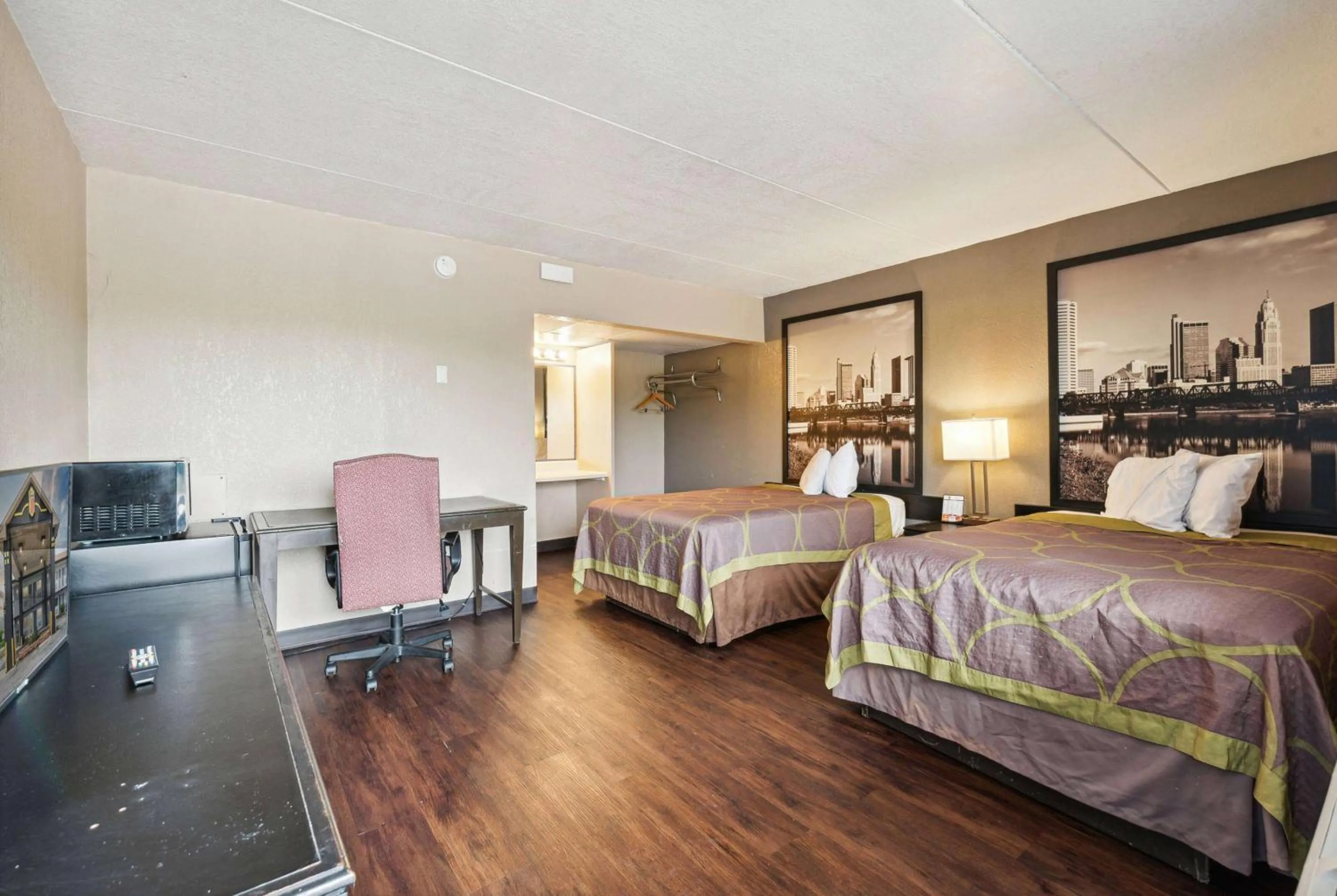 Photo of the whole room, Bed in Super 8 by Wyndham Millbury/Toledo