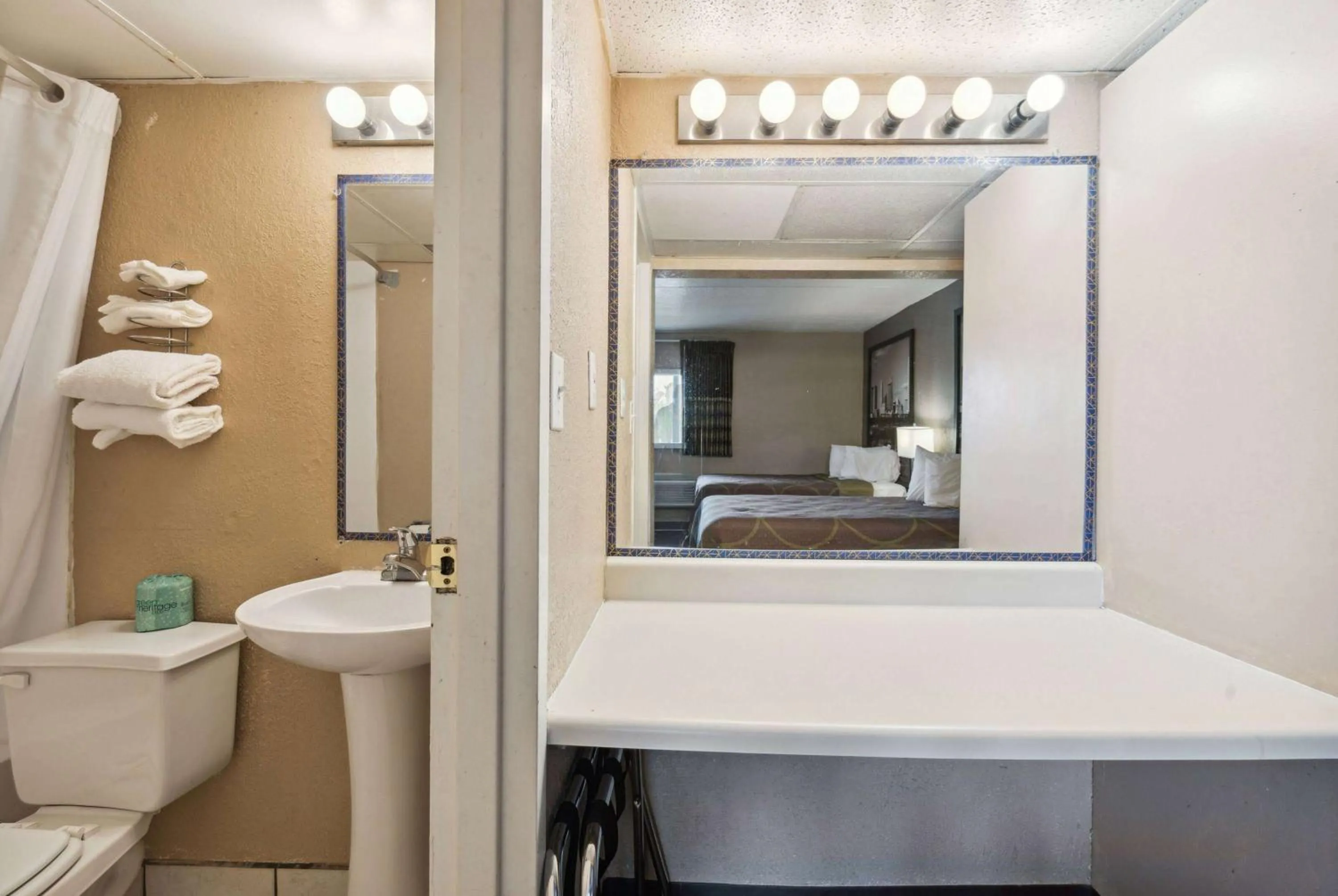 TV and multimedia in Super 8 by Wyndham Millbury/Toledo