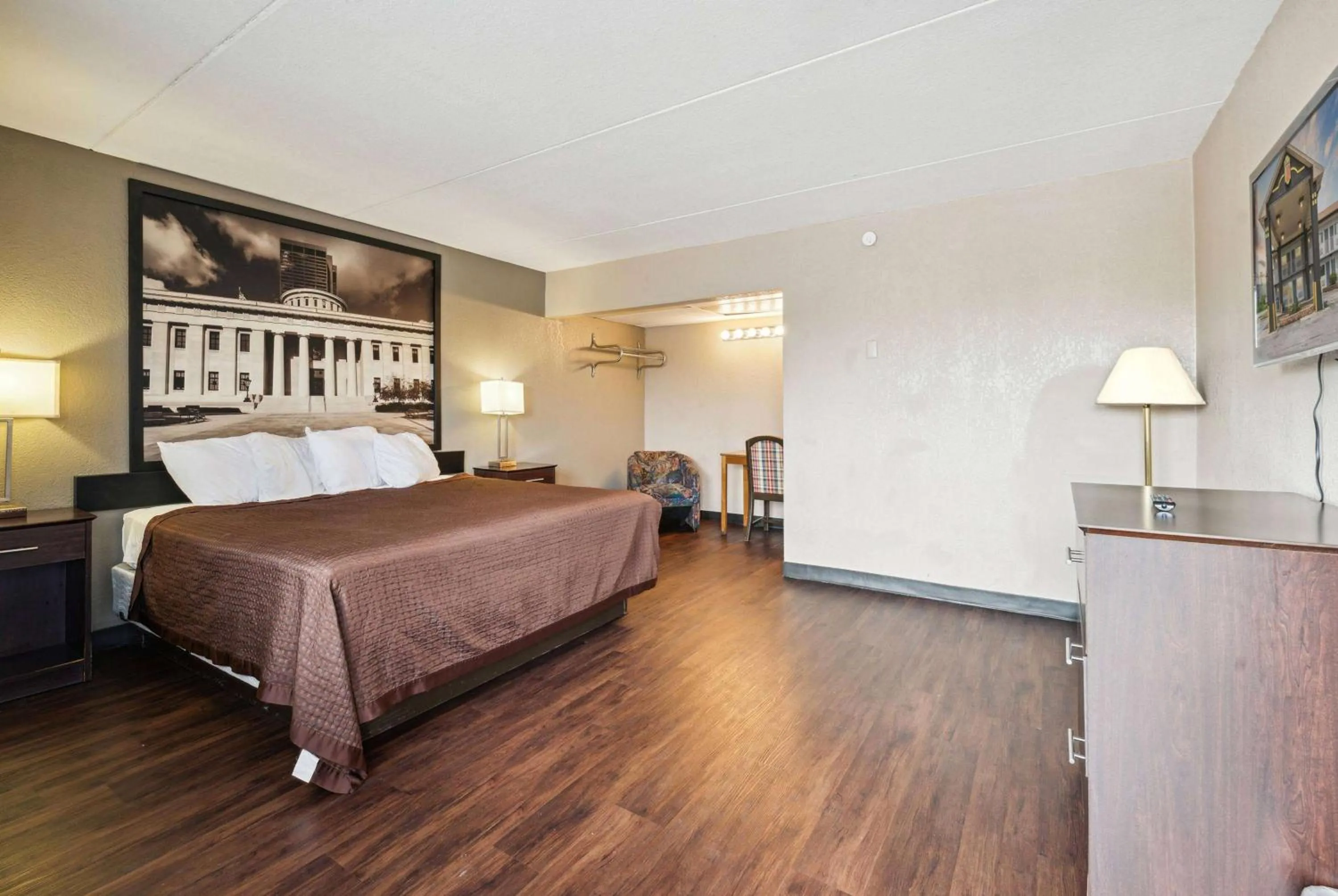 Photo of the whole room, Bed in Super 8 by Wyndham Millbury/Toledo