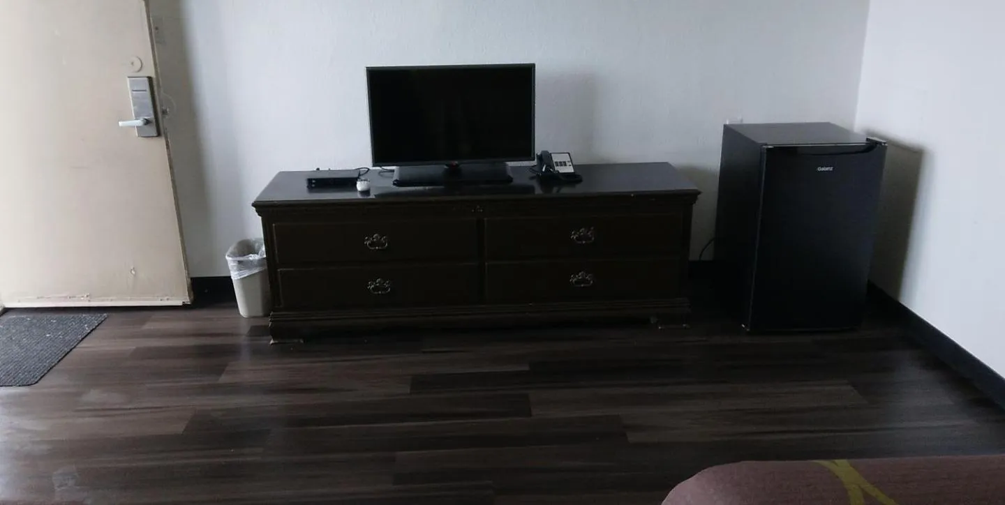 TV and multimedia in Super 8 by Wyndham Millbury/Toledo