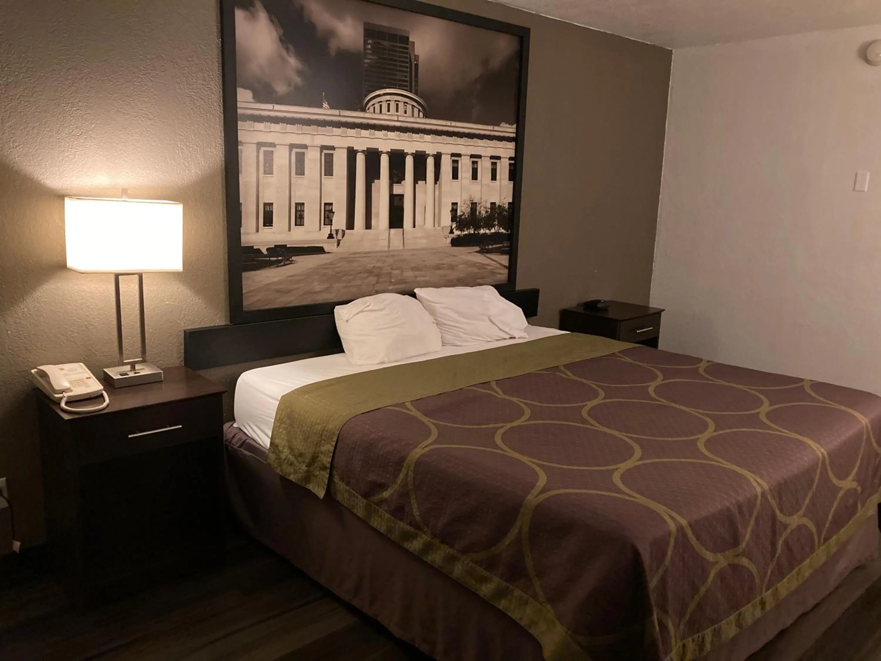 Photo of the whole room, Bed in Super 8 by Wyndham Millbury/Toledo