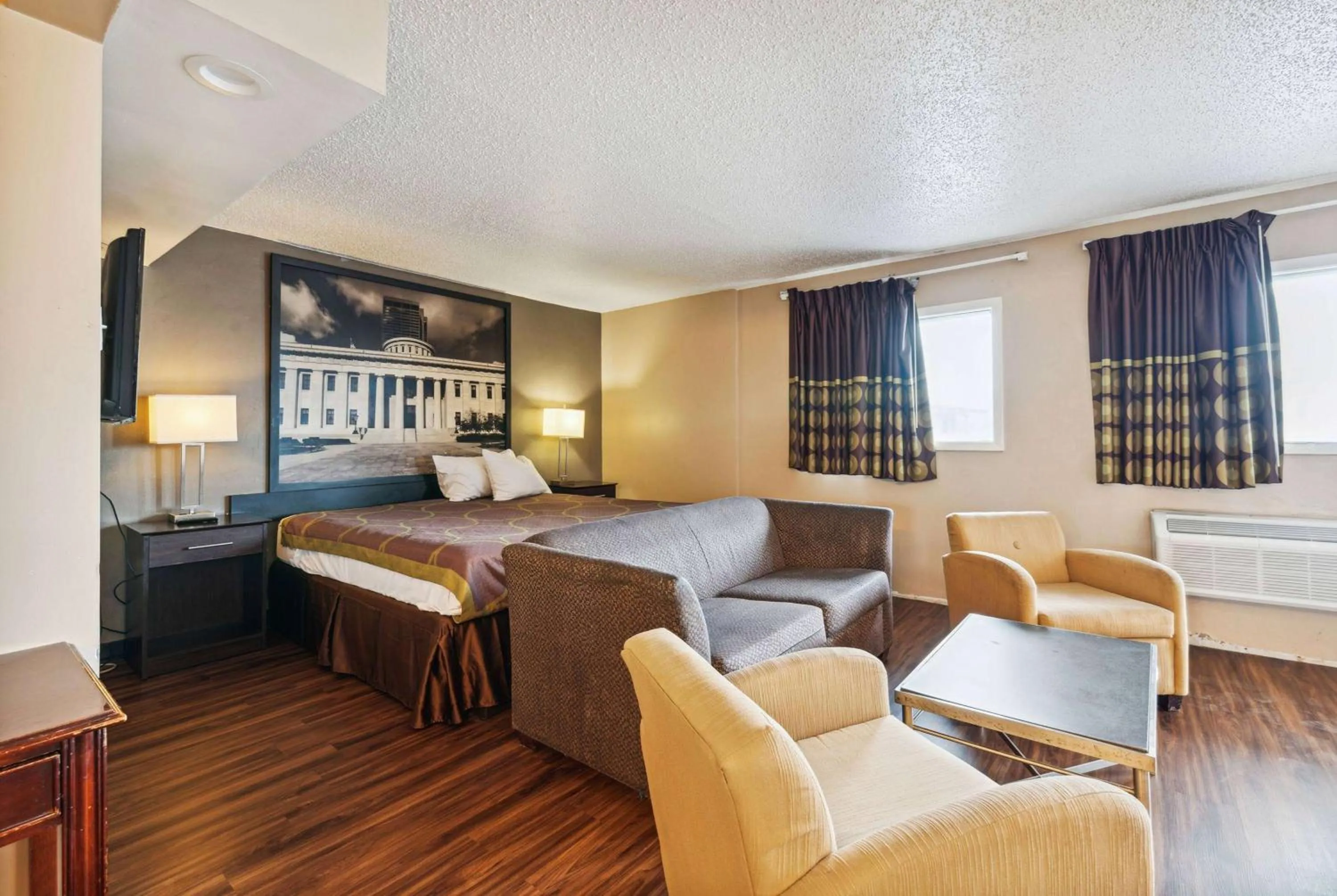 Photo of the whole room, Bed in Super 8 by Wyndham Millbury/Toledo