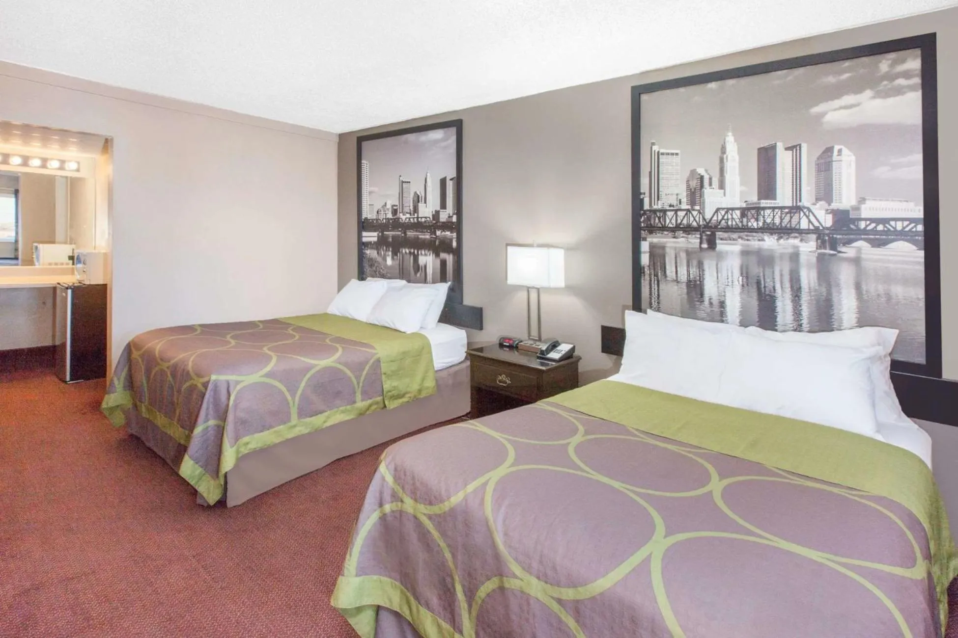 Bedroom, Bed in Super 8 by Wyndham Millbury/Toledo