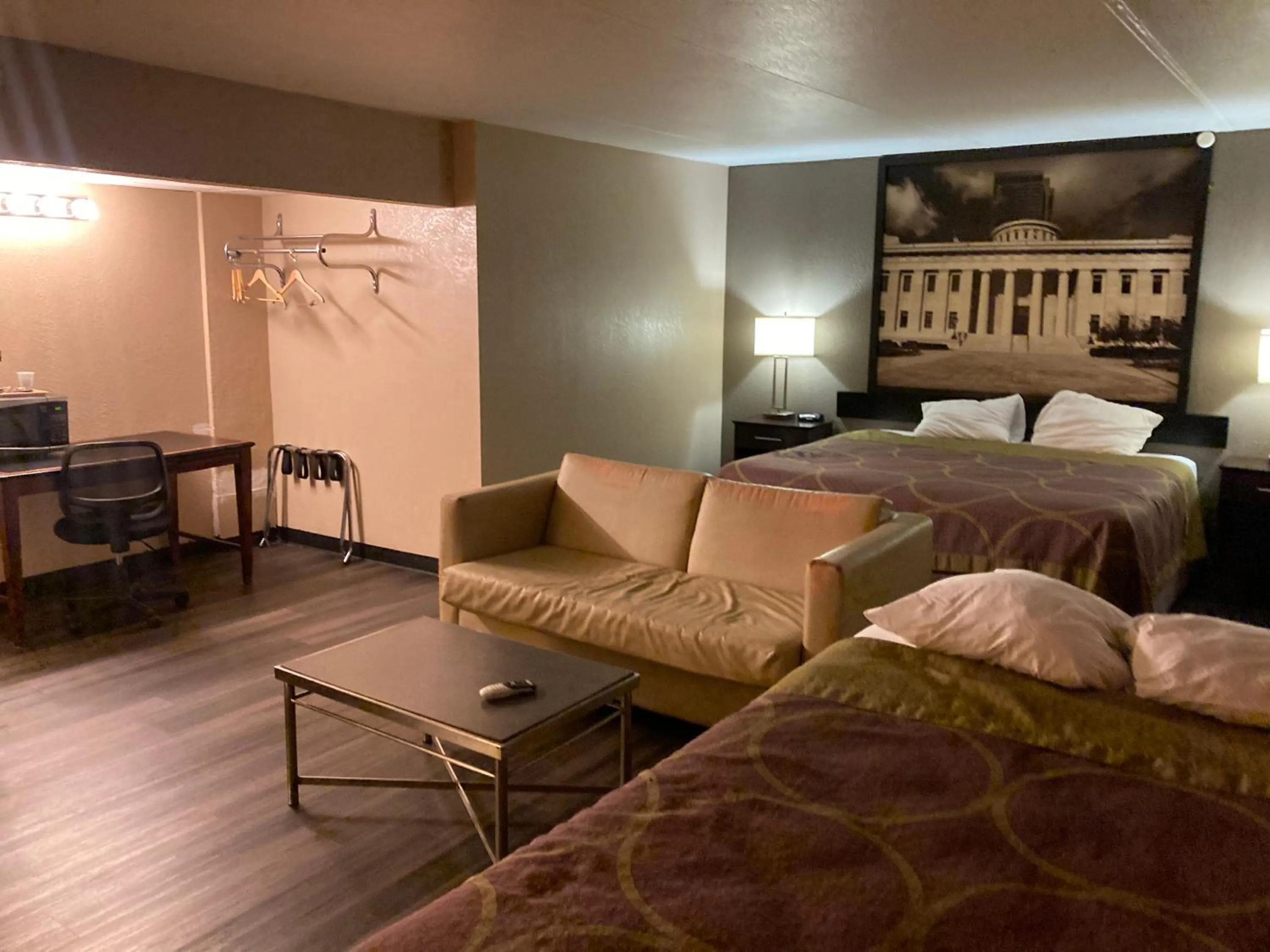 Photo of the whole room, Bed in Super 8 by Wyndham Millbury/Toledo