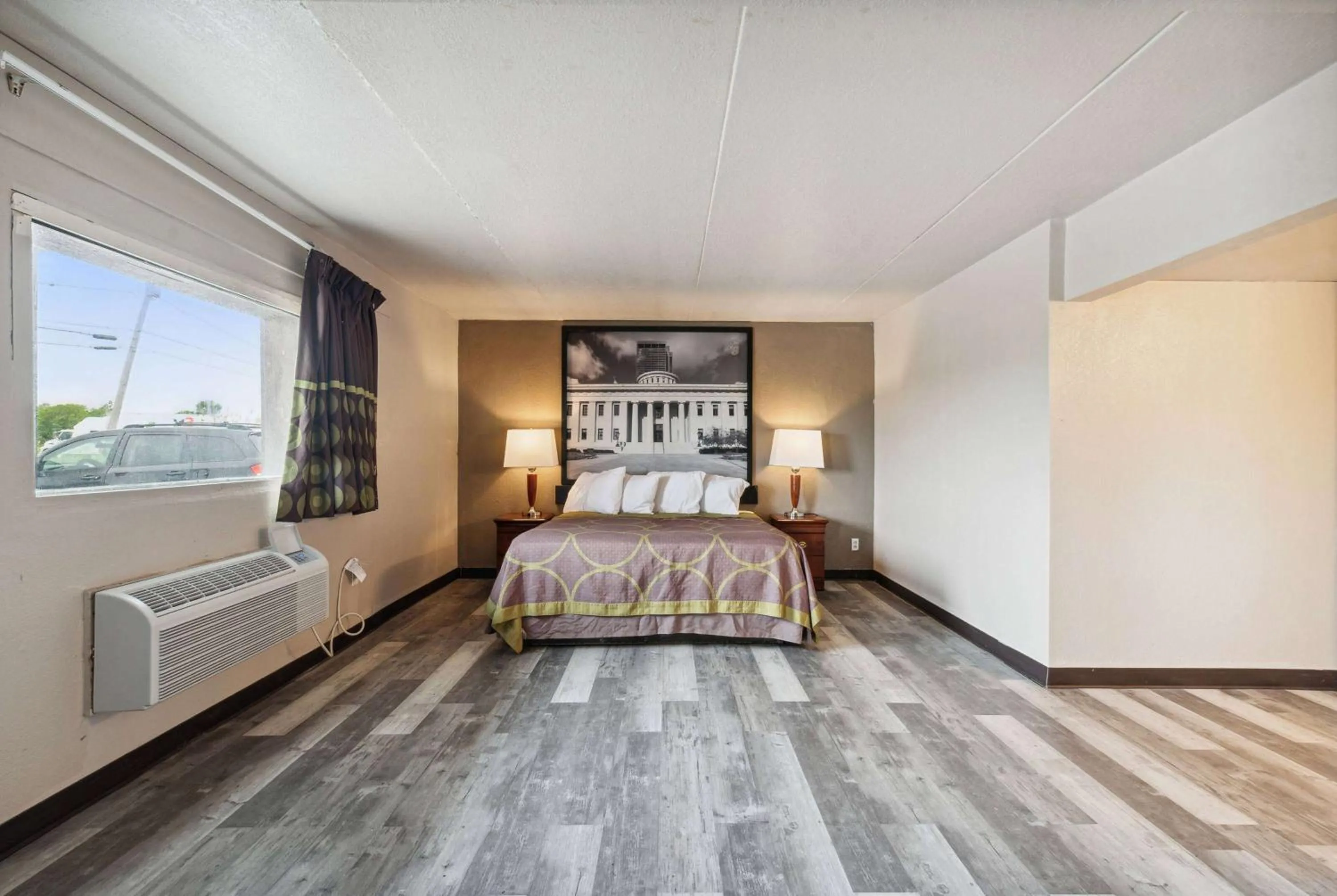 Photo of the whole room, Bed in Super 8 by Wyndham Millbury/Toledo