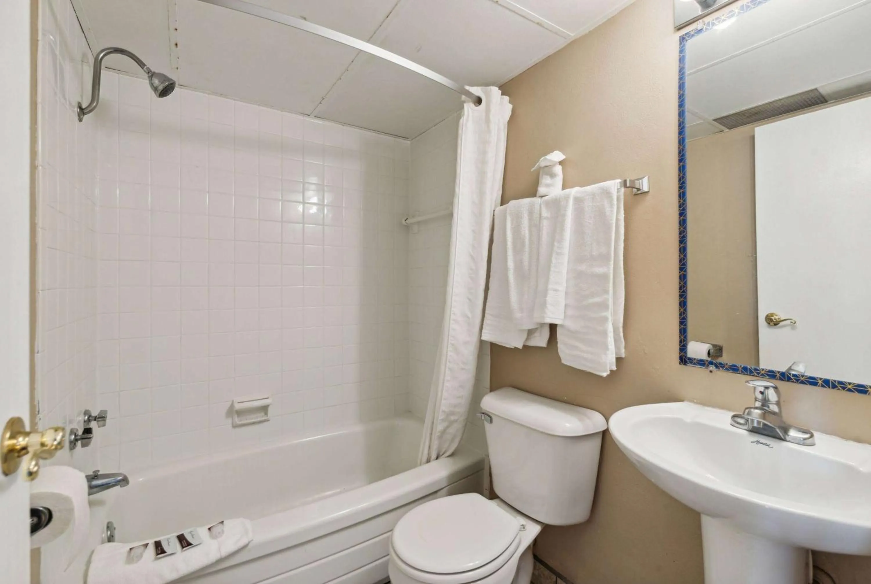 TV and multimedia in Super 8 by Wyndham Millbury/Toledo