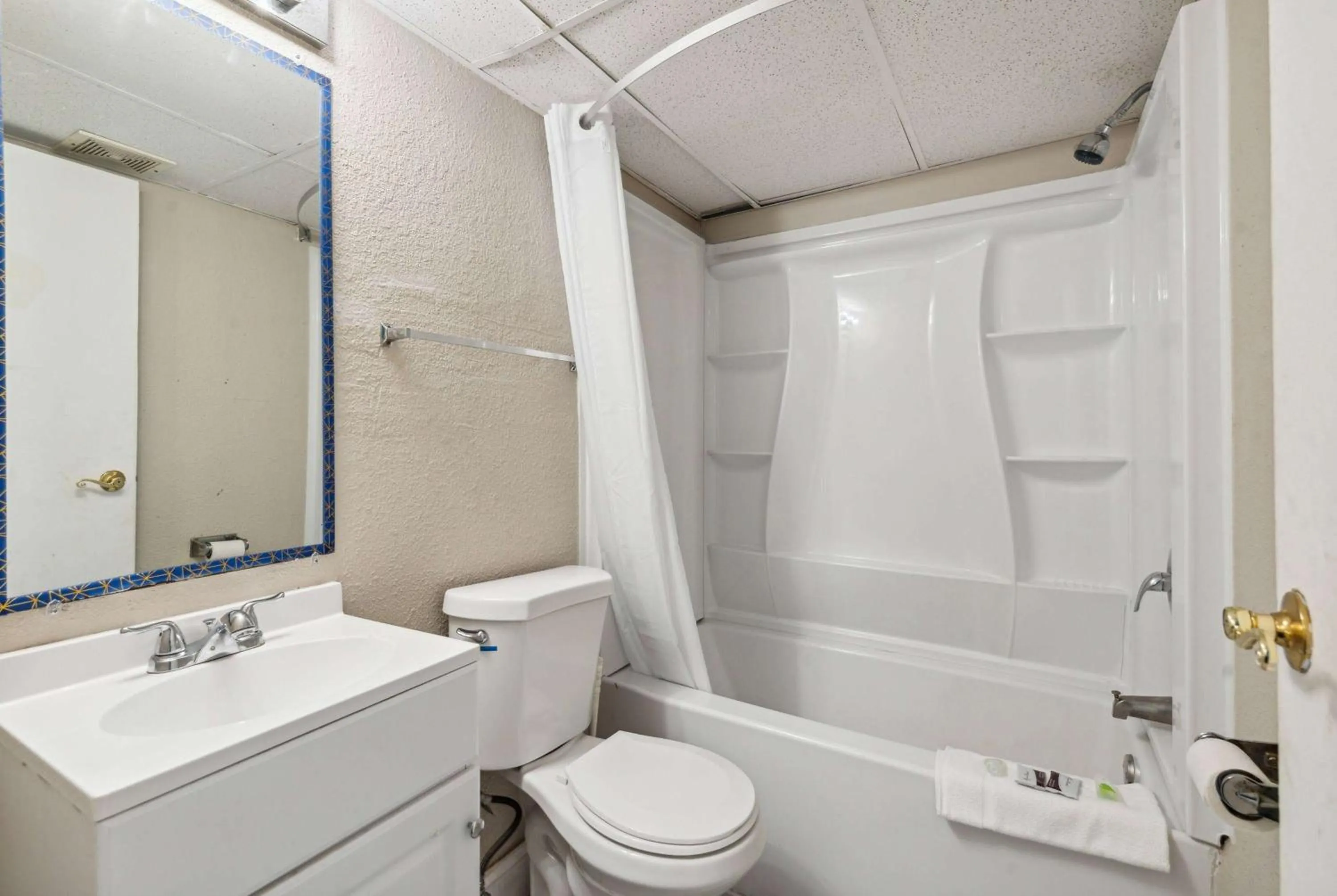 TV and multimedia in Super 8 by Wyndham Millbury/Toledo