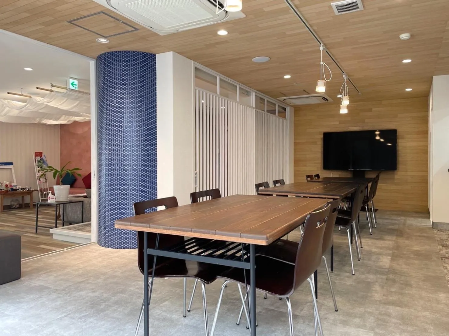 Communal lounge/ TV room in Guest House Laule'a Tennoji