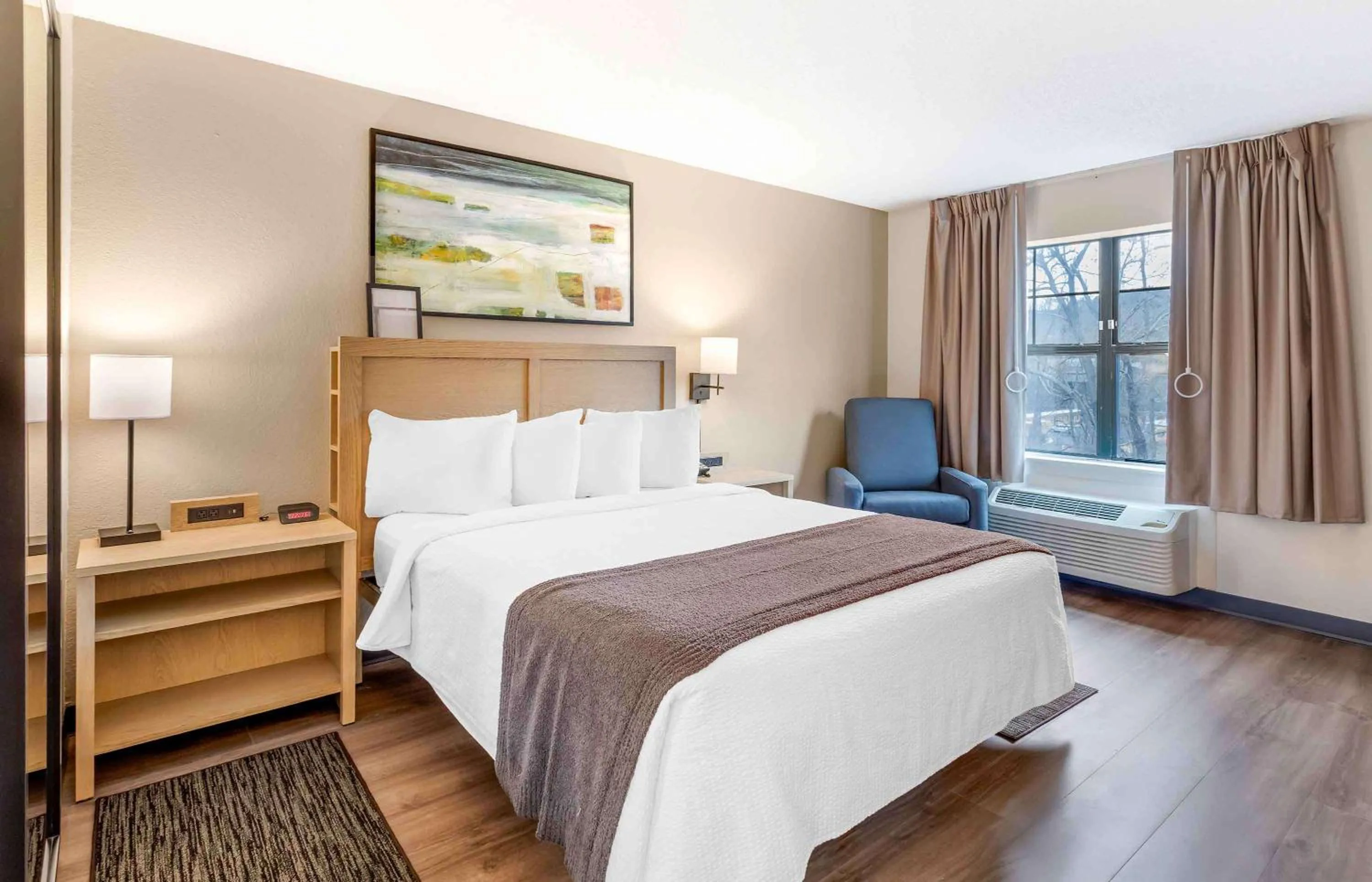 Bedroom, Bed in Extended Stay America Suites - Asheville - Tunnel Rd