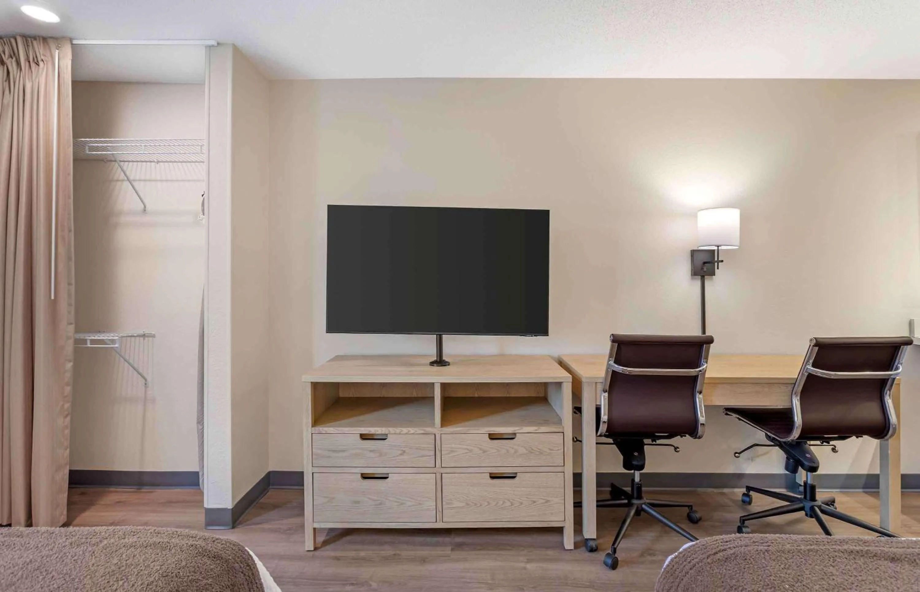 Bedroom in Extended Stay America Suites - Asheville - Tunnel Rd