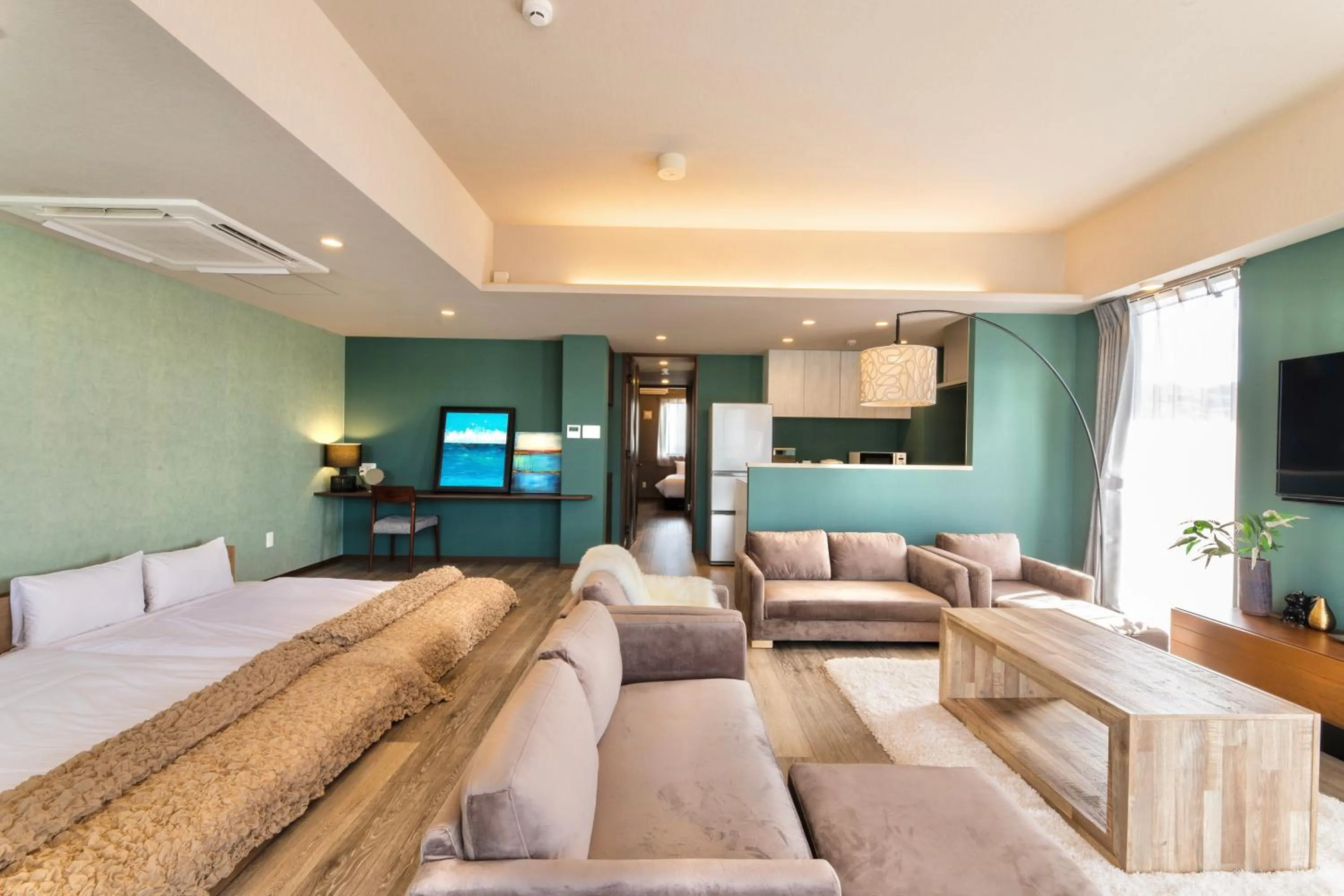 Kitchen or kitchenette, Bed in Breaky Hotel