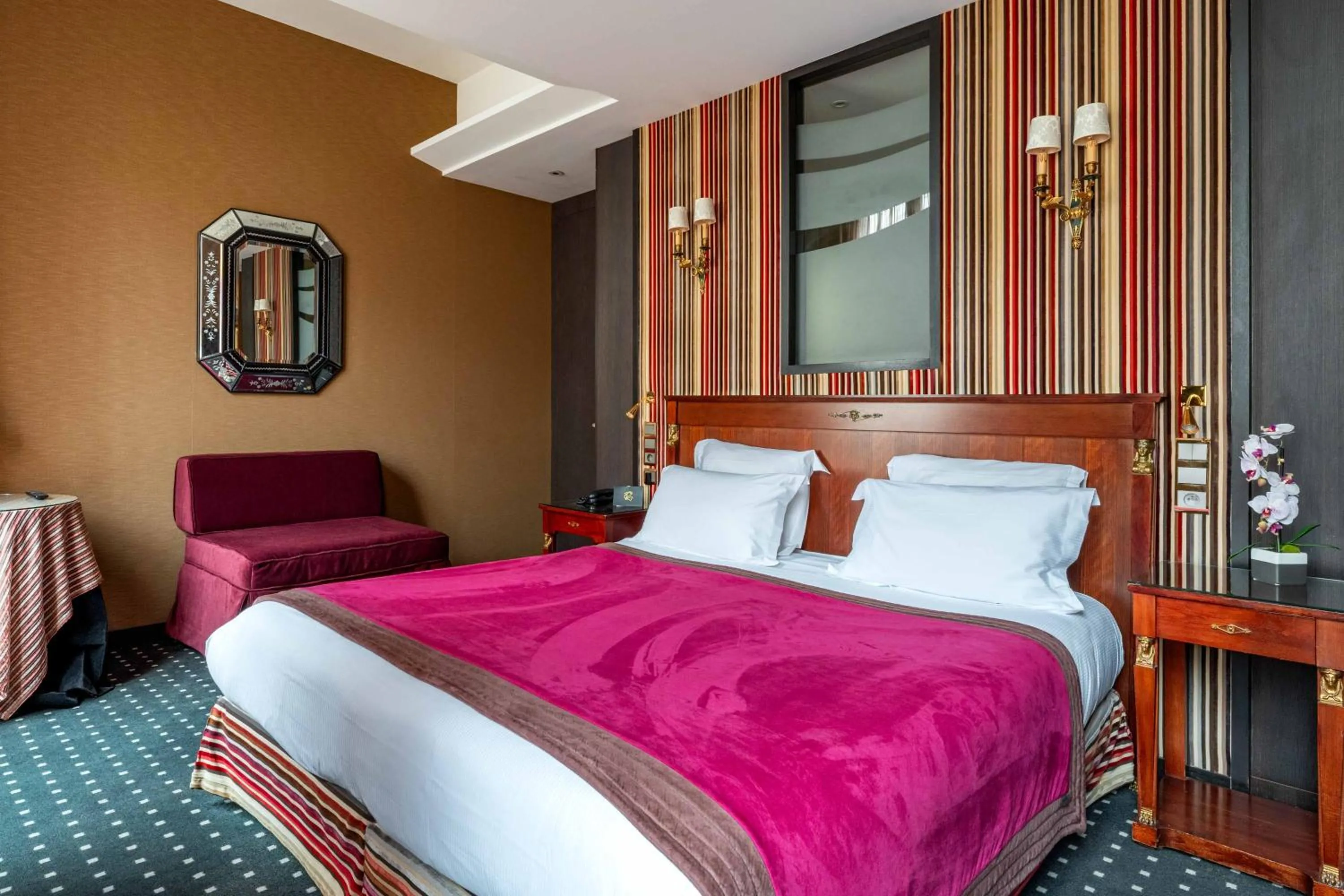 Bedroom, Bed in Hôtel Regent's Garden - Astotel