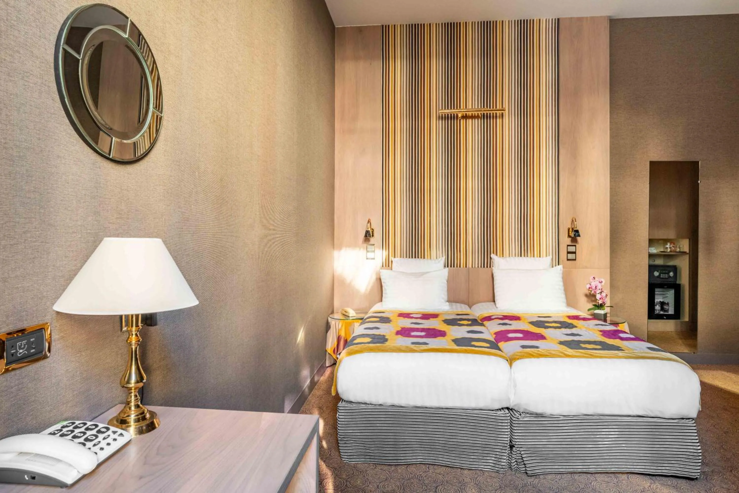 Bedroom, Bed in Hôtel Regent's Garden - Astotel