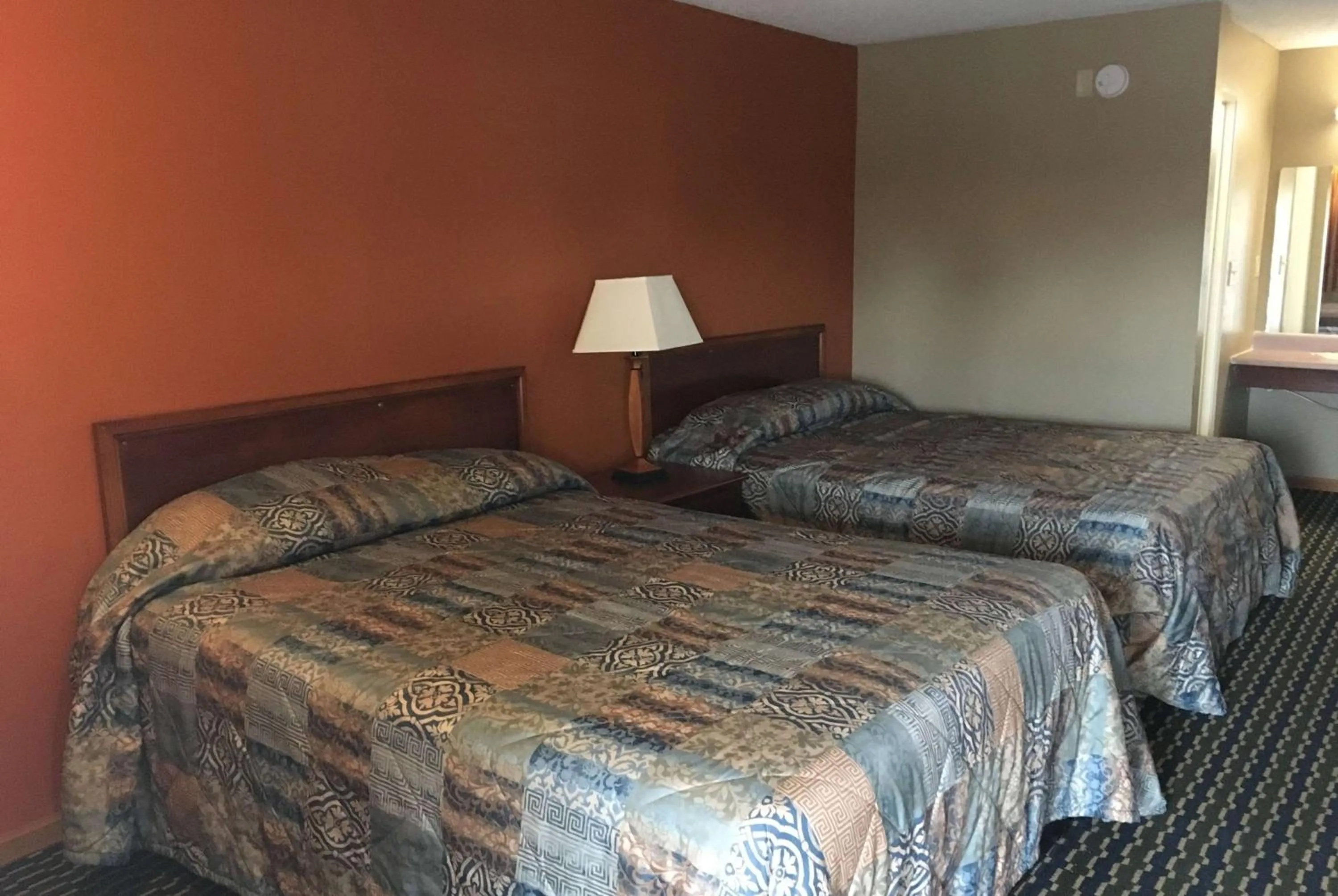 Photo of the whole room, Bed in Knights Inn Merrillville