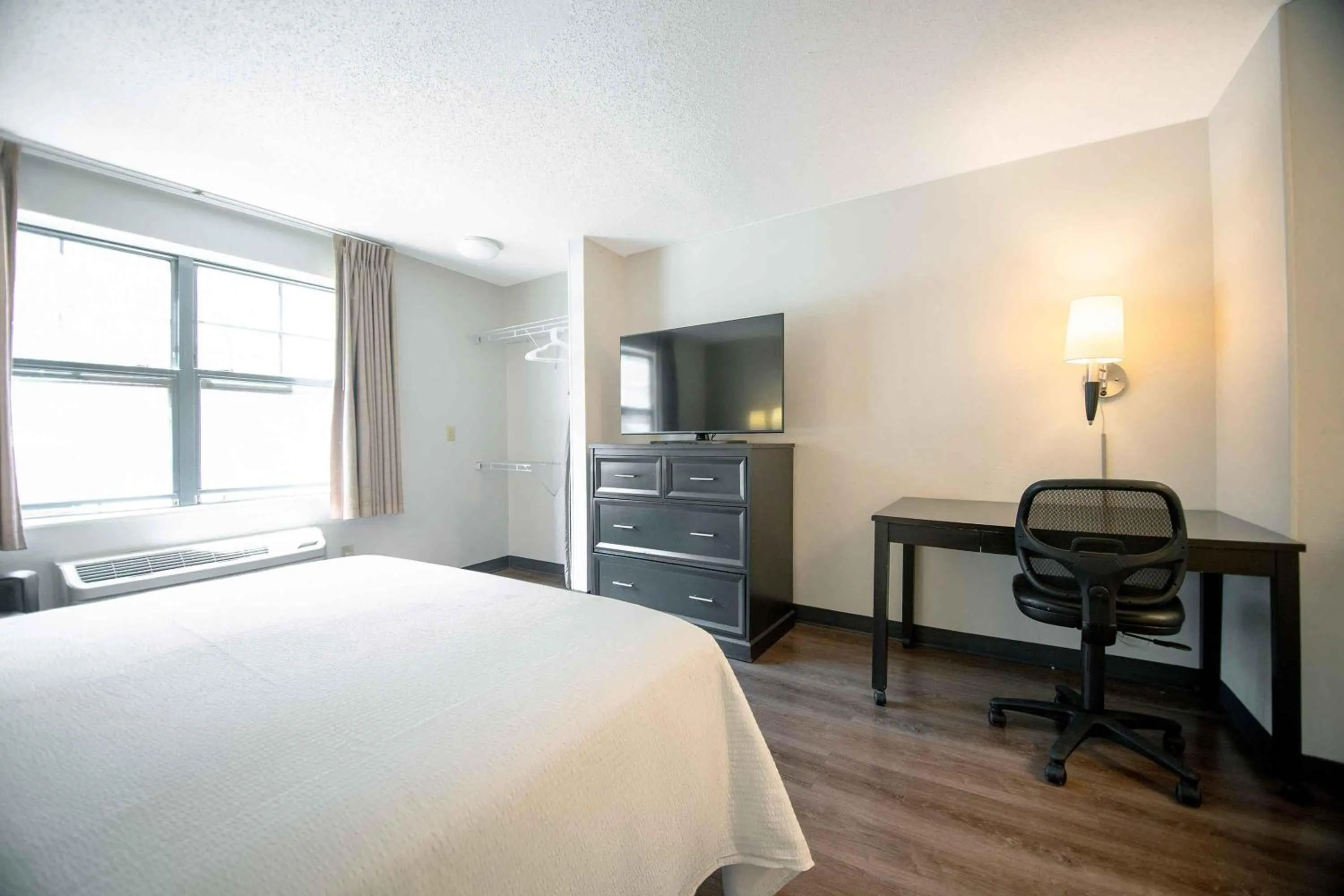 Bedroom, Bed in Extended Stay America Suites - Phoenix - Peoria
