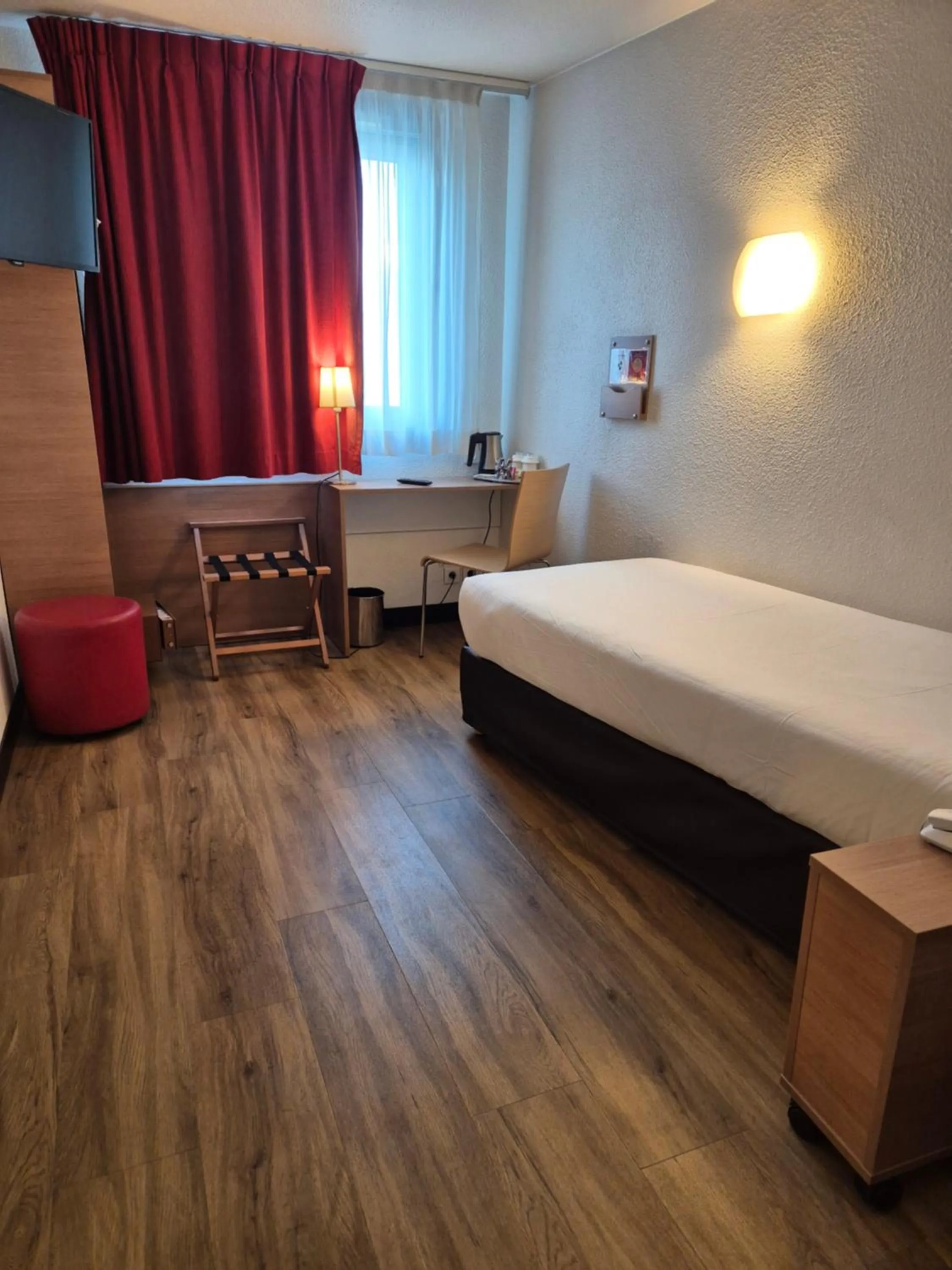 Photo of the whole room, Bed in CAMPANILE PARIS 12 - Bercy Village
