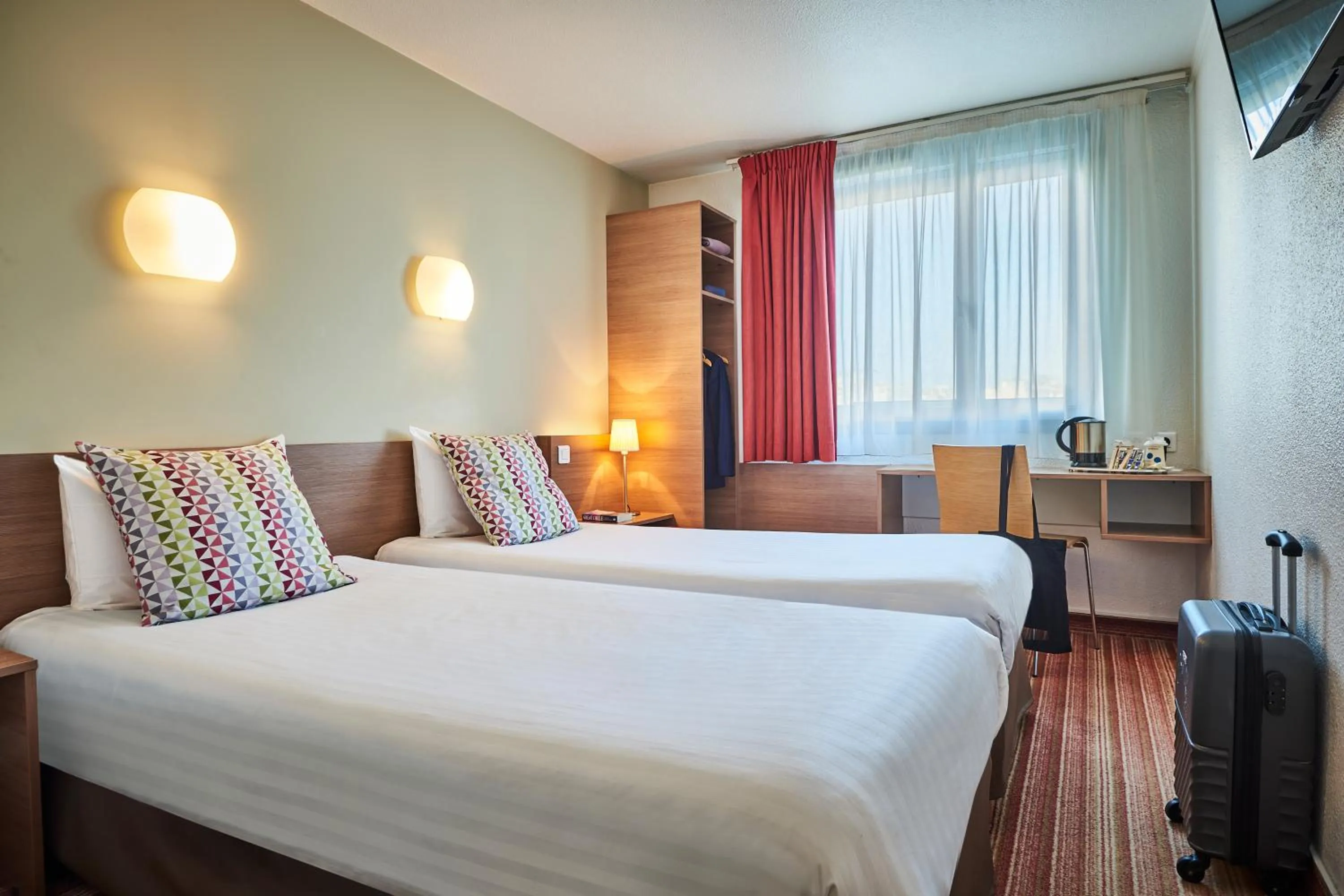 Twin Room in CAMPANILE PARIS 12 - Bercy Village