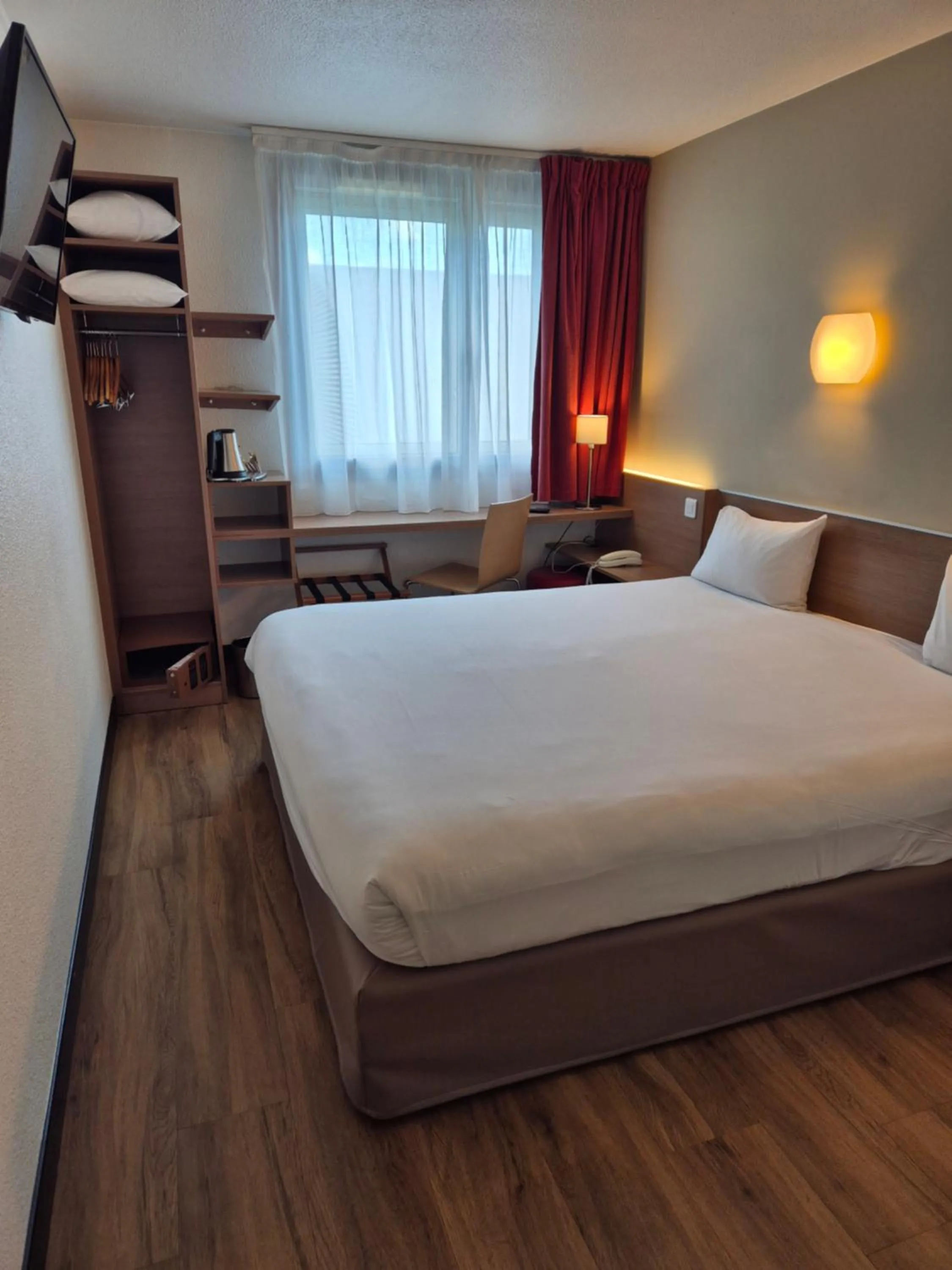 Bedroom, Bed in CAMPANILE PARIS 12 - Bercy Village