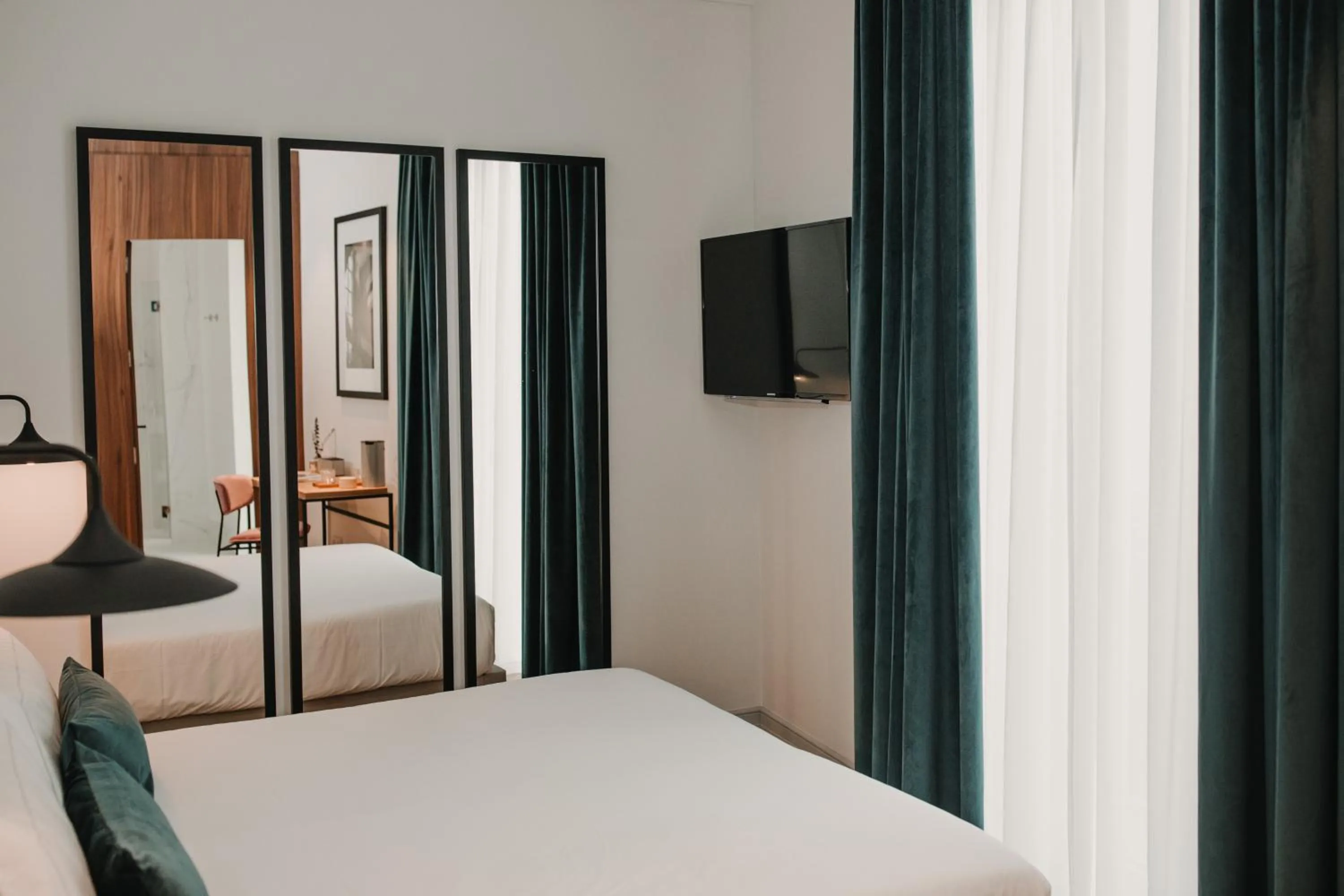 Photo of the whole room, Bed in Room Mate Collection Helen Berger