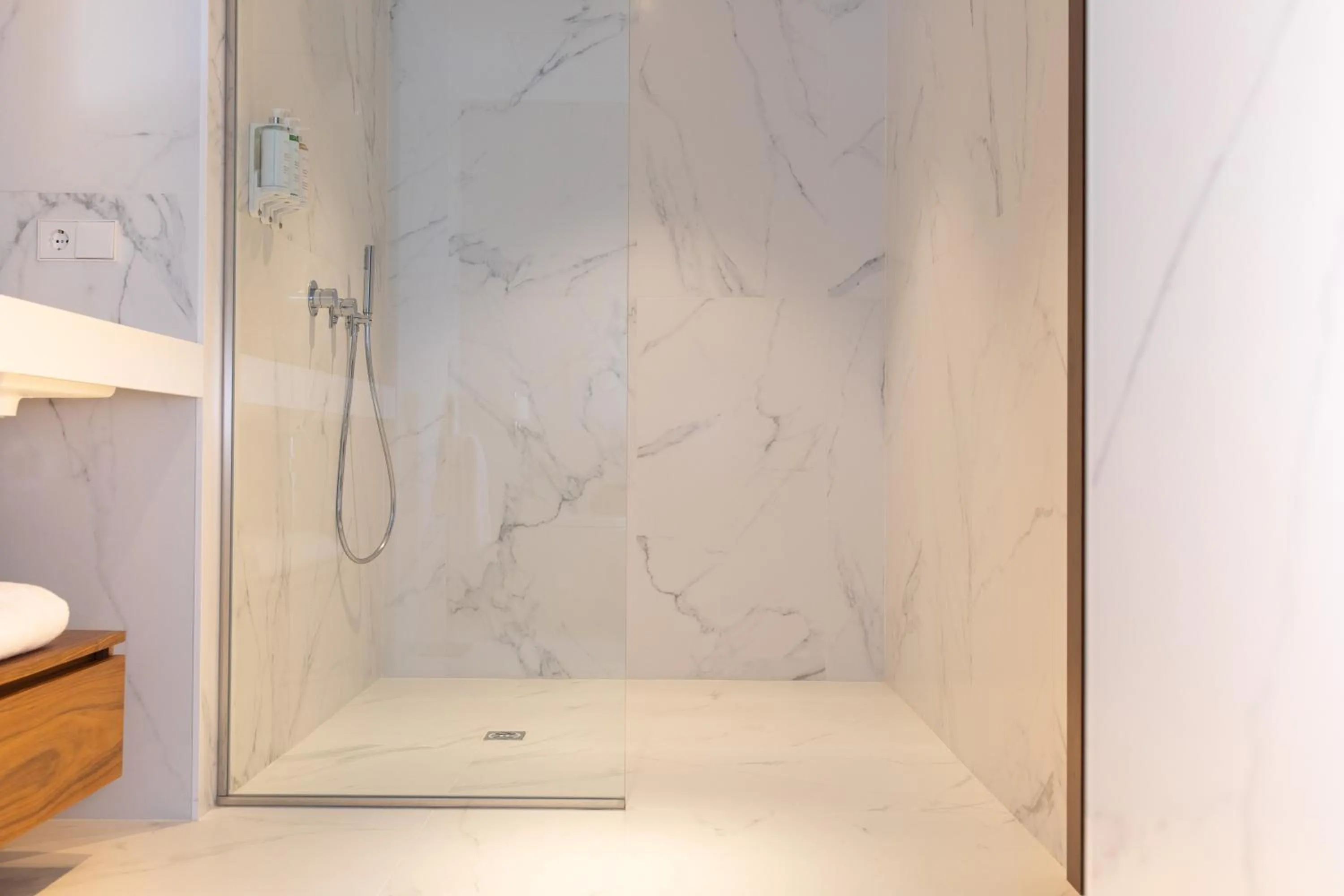 Shower in Room Mate Collection Helen Berger