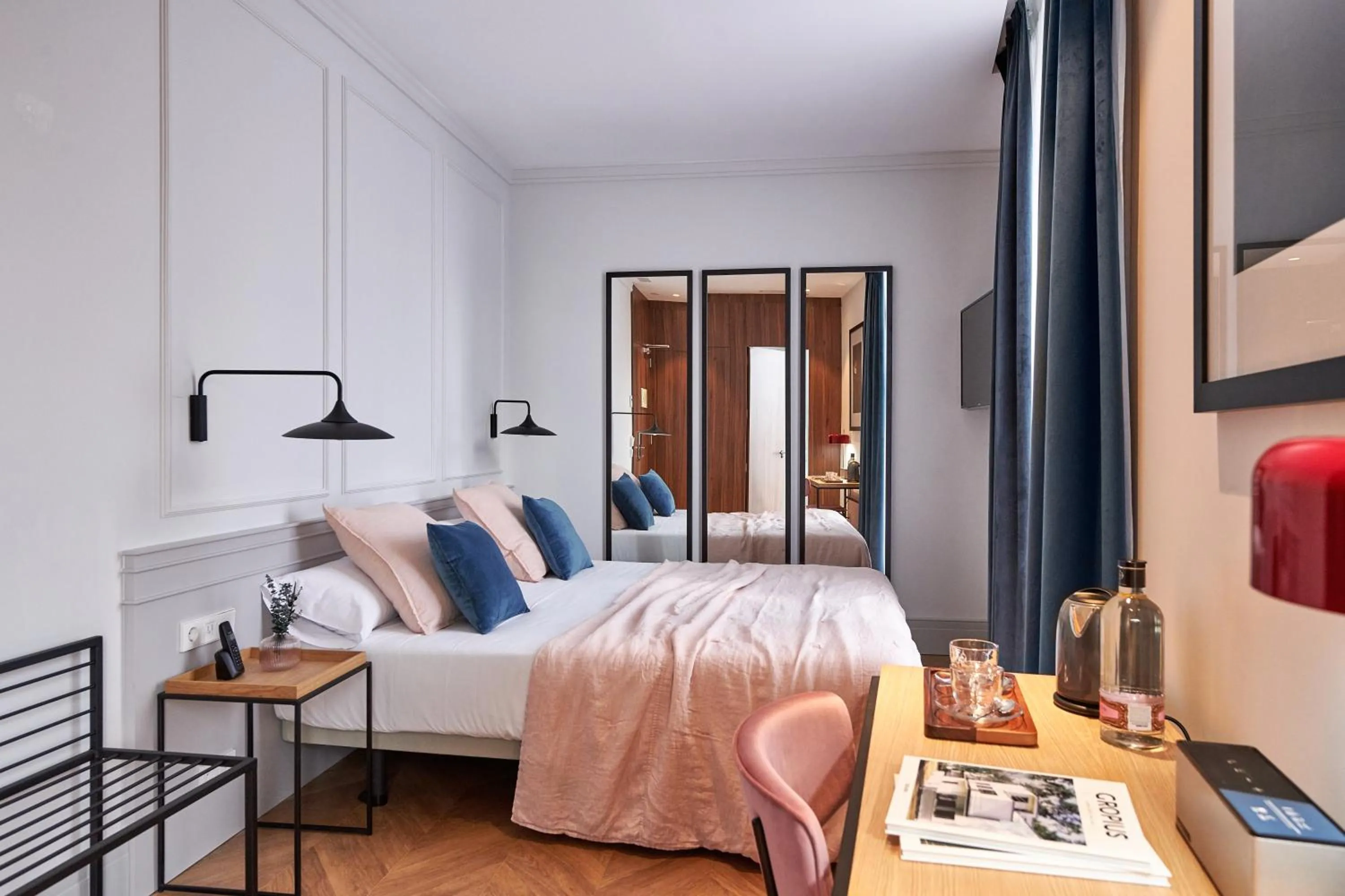 Photo of the whole room, Bed in Room Mate Collection Helen Berger